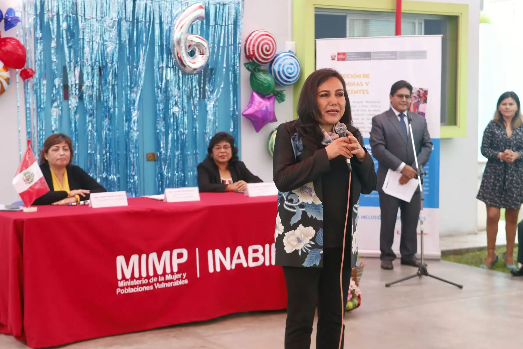 Ministra de la Mujer Gloria  Montenegro, compartió con niñas y niños del Hogar"Esperanza" en su sexto aniversario.Foto:ANDINA/Héctor Vinces.