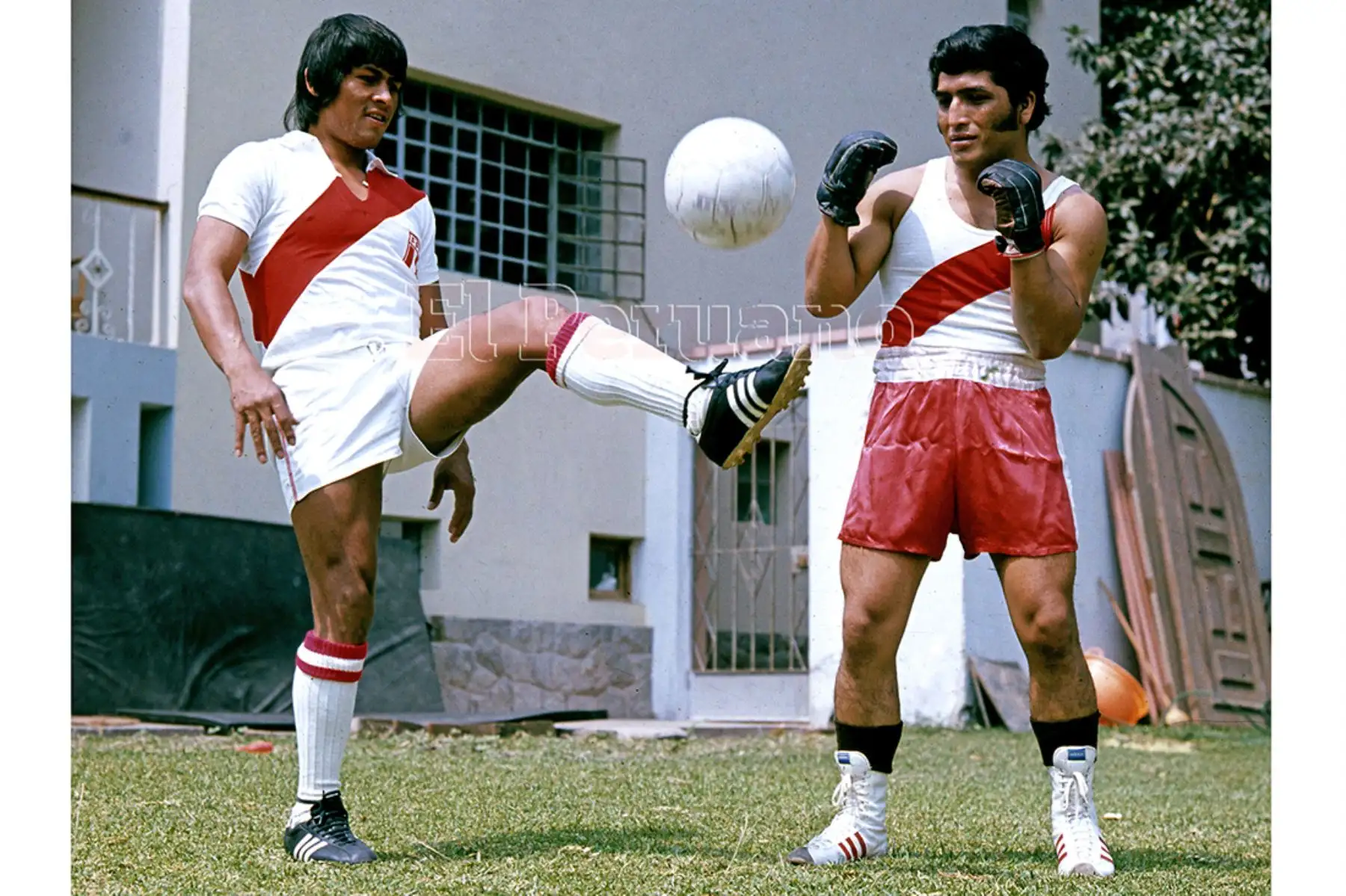 Lima - década 70 / Hugo Sotil con camiseta de la selección peruana de futbol y el boxeador Carlos Burga en una producción especial para el diario La Crónica. Foto: Archivo Histórico de EL PERUANO