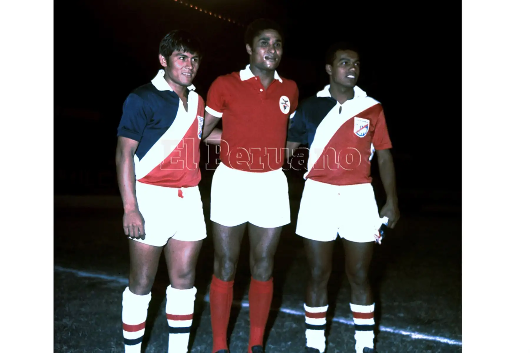 Lima - 15 enero 1971 / E futbolista Eusebio flanqueado por Hugo Sotil y Teófilo Cubillas la noche en que el combinado Municipal Alianza cayó ante Benfica de Portugal. Foto: Archivo Histórico de EL PERUANO