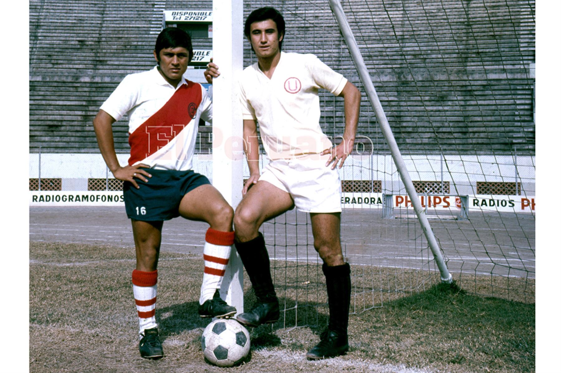 Lima - 1973 / Hugo Sotil de Deportivo Municipal y Percy Rojas de Universitario de Deportes en una producción especial para el diario  La Crónica.  Foto: Archivo Histórico de EL PERUANO
