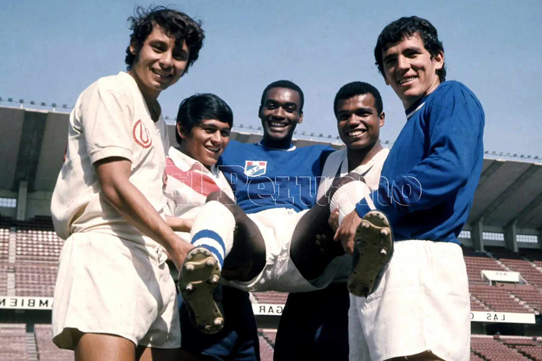 Lima - década 70 / Roberto Chale, Hugo Sotil, Alberto Gallardo, Teófilo Cubillas y Ramón Miflin convocados para una producción especial de La Crónica. Foto: Archivo Histórico de EL PERUANO