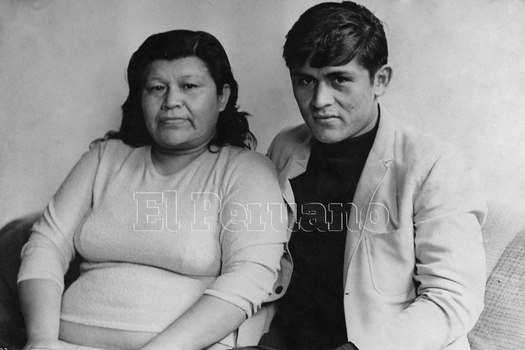 Lima - 18 mayo 1969 / Hugo Sotil, futbolista revelación del Club Deportivo Municipal,  junto a su madre Nora Yerén. Foto: Archivo Histórico de EL PERUANO
