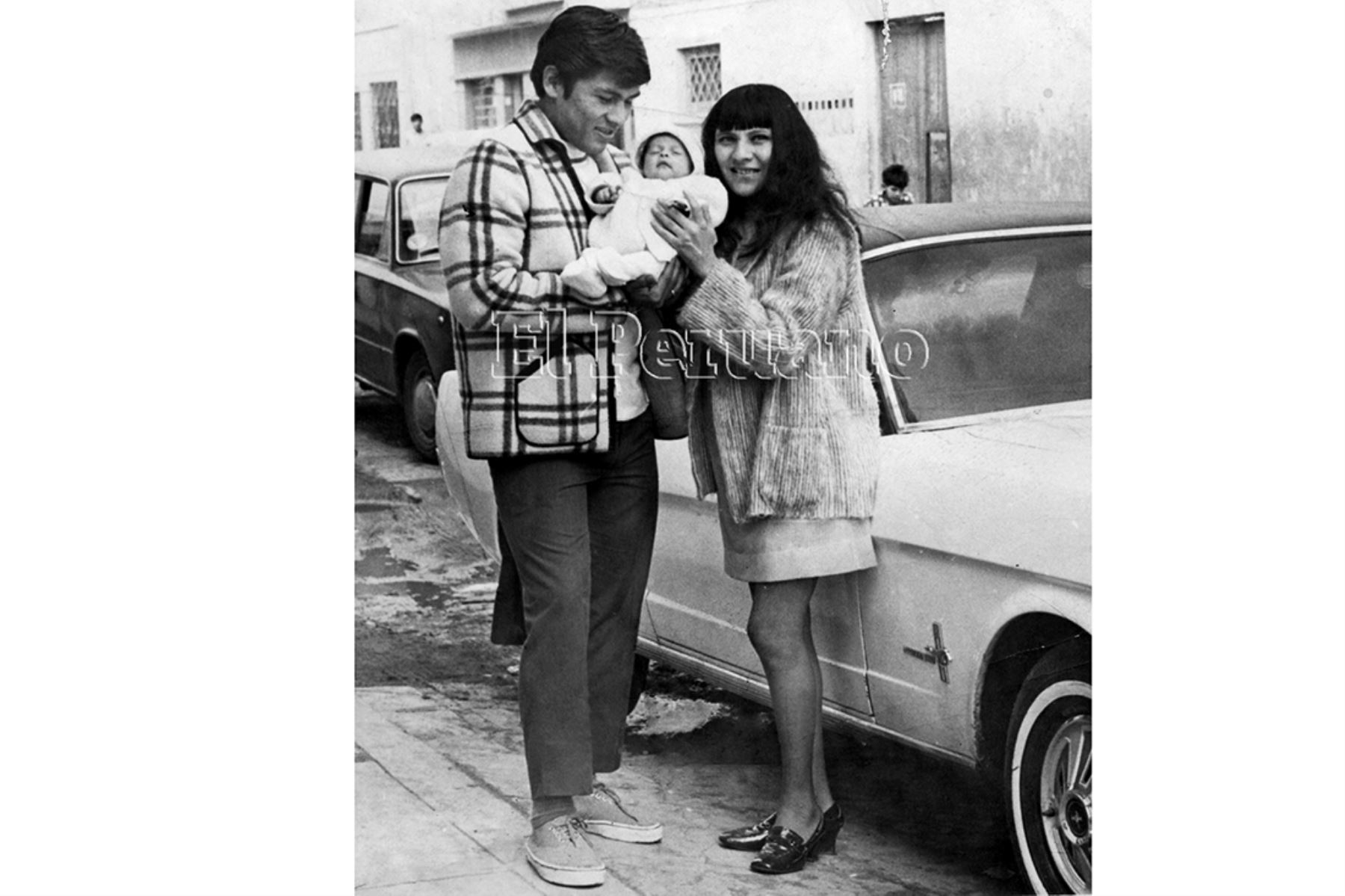Lima - 18 agosto 1970 / Hugo Sotil, su esposa, su hija Rosmery y su automóvil Mustang. El crack edil anda a la moda. Foto: Archivo Histórico de EL PERUANO