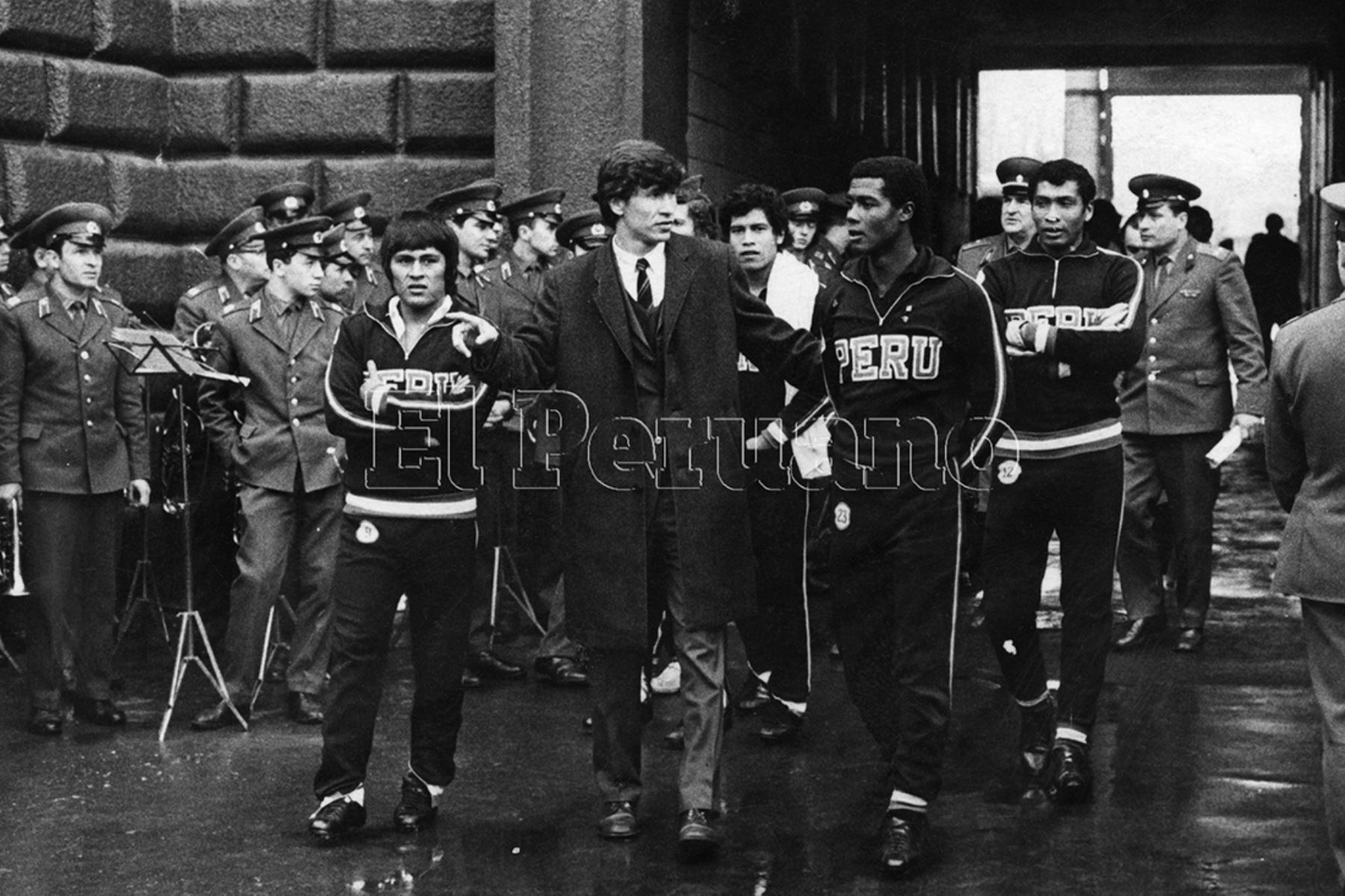 Glasgow - 25 abril 1972 / Hugo Sotil y los integrantes de la selección peruana de fútbol que jugará ante Escocia como parte de una gira europea.  Foto: Archivo Histórico de EL PERUANO