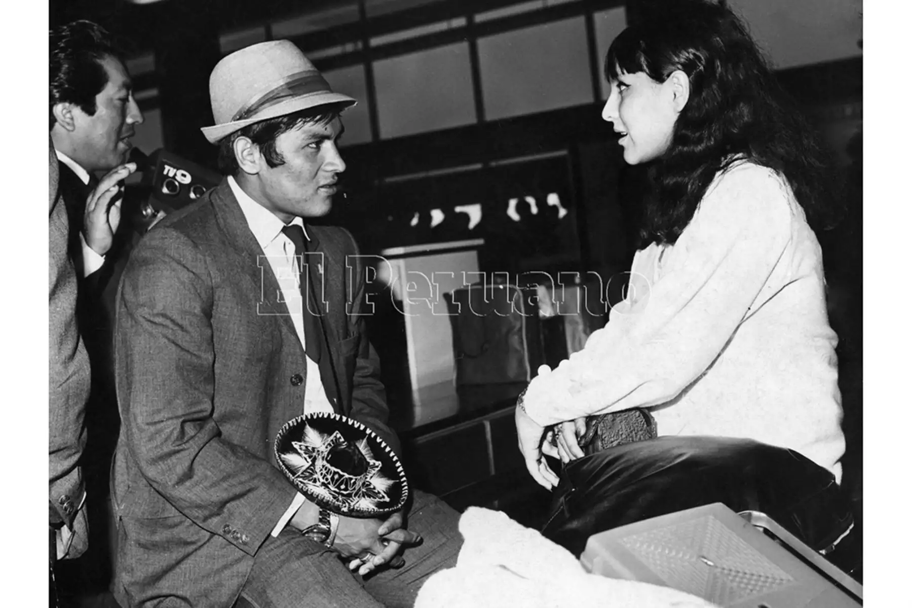 Callao - 19 junio 1970 / Hugo Sotil a su llegada procedente de México luego de su participación en el mundial. Su esposa, que pronto lo hará padre,  le dio la bienvenida. Foto: Archivo Histórico de EL PERUANO
