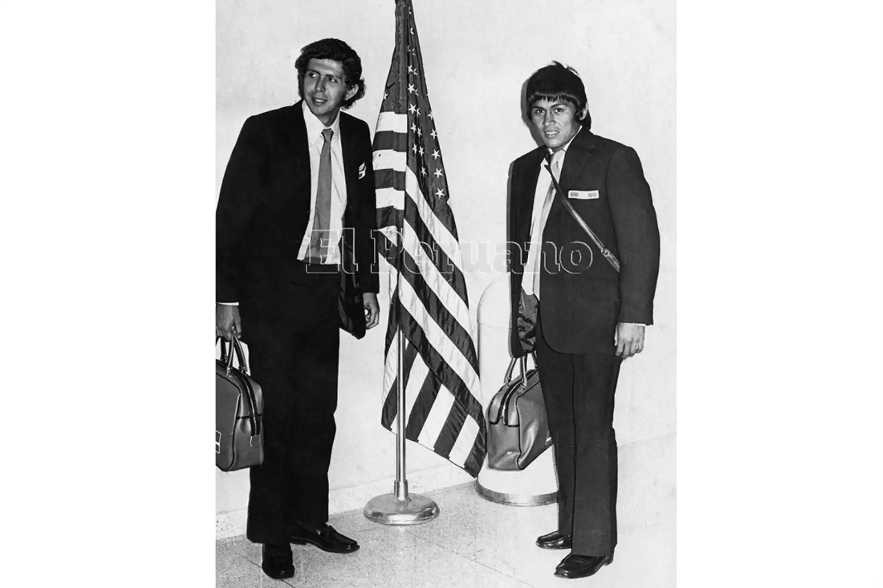 Nueva York - 9 abril 1971 / Roberto "Titín" Drago y Hugo Sotil en el aeropuerto de Nueva York , donde los seleccionados estuvieron por dos horas antes de partir a Paris para una gira de nuestro seleccionado por Europa y Africa. Foto: Archivo Histórico de EL PERUANO