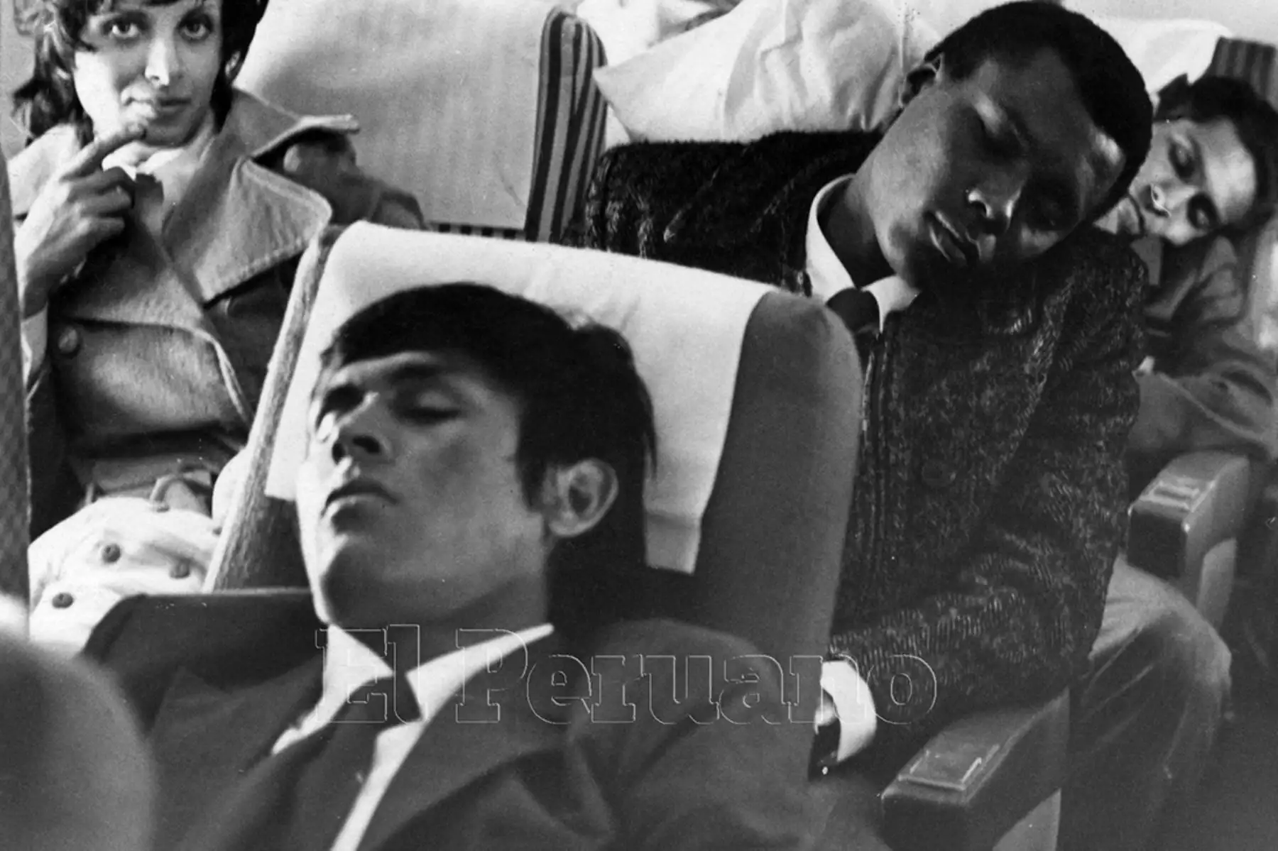 Lima - 12 agosto 1971 / Hugo Sotil, Carlos Salinas y Nicolás Fuentes durmiendo en el vuelo que los llevó de Lima a Asunción donde la selección peruana de fútbol jugó con Paraguay. Foto: Archivo Histórico de EL PERUANO