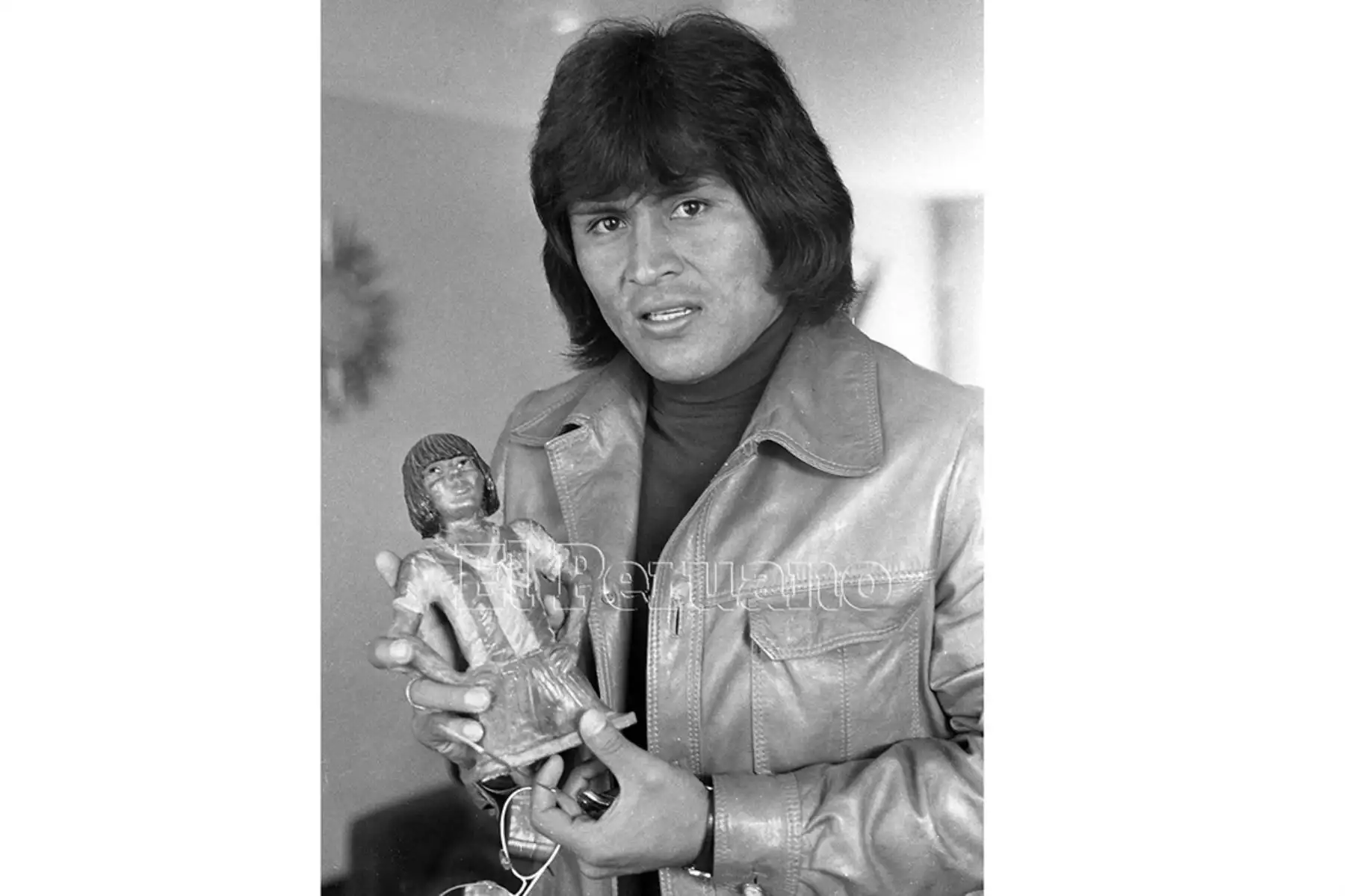Lima - 8 mayo 1977 / Hugo Sotil en casa de su madre Nora Yerén a la que fue a saludar muy temprano por el Día de la Madre, antes de jugar el clásico del fútbol peruano. Foto: Archivo Histórico de EL PERUANO