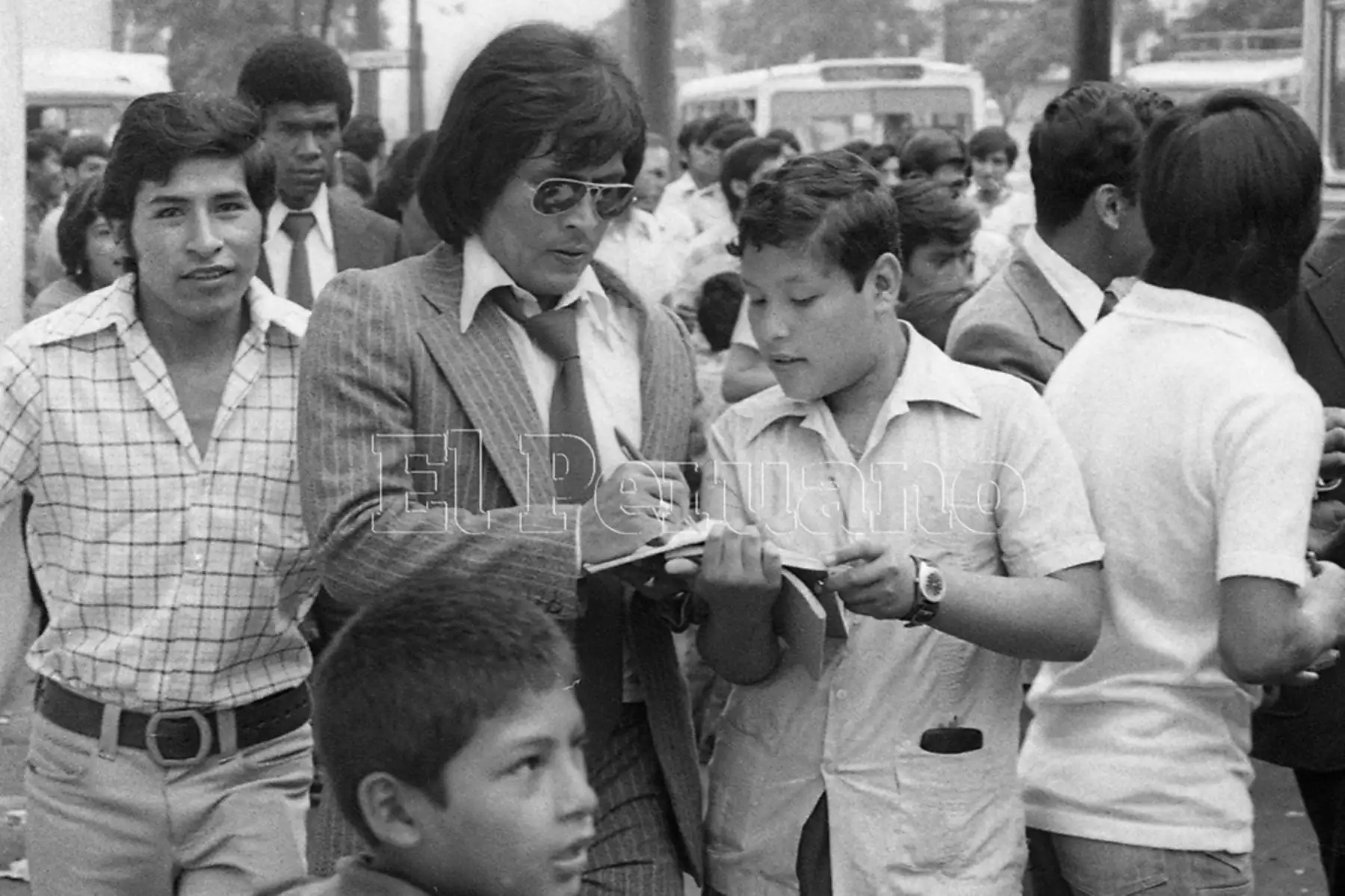 Lima - 10 febrero 1977 / Hugo Sotil firma autógrafos durante la partida de la selección peruana de fútbol a Colombia. El combinado nacional prosigue su camino a Argentina 78. Foto: Archivo Histórico de EL PERUANO