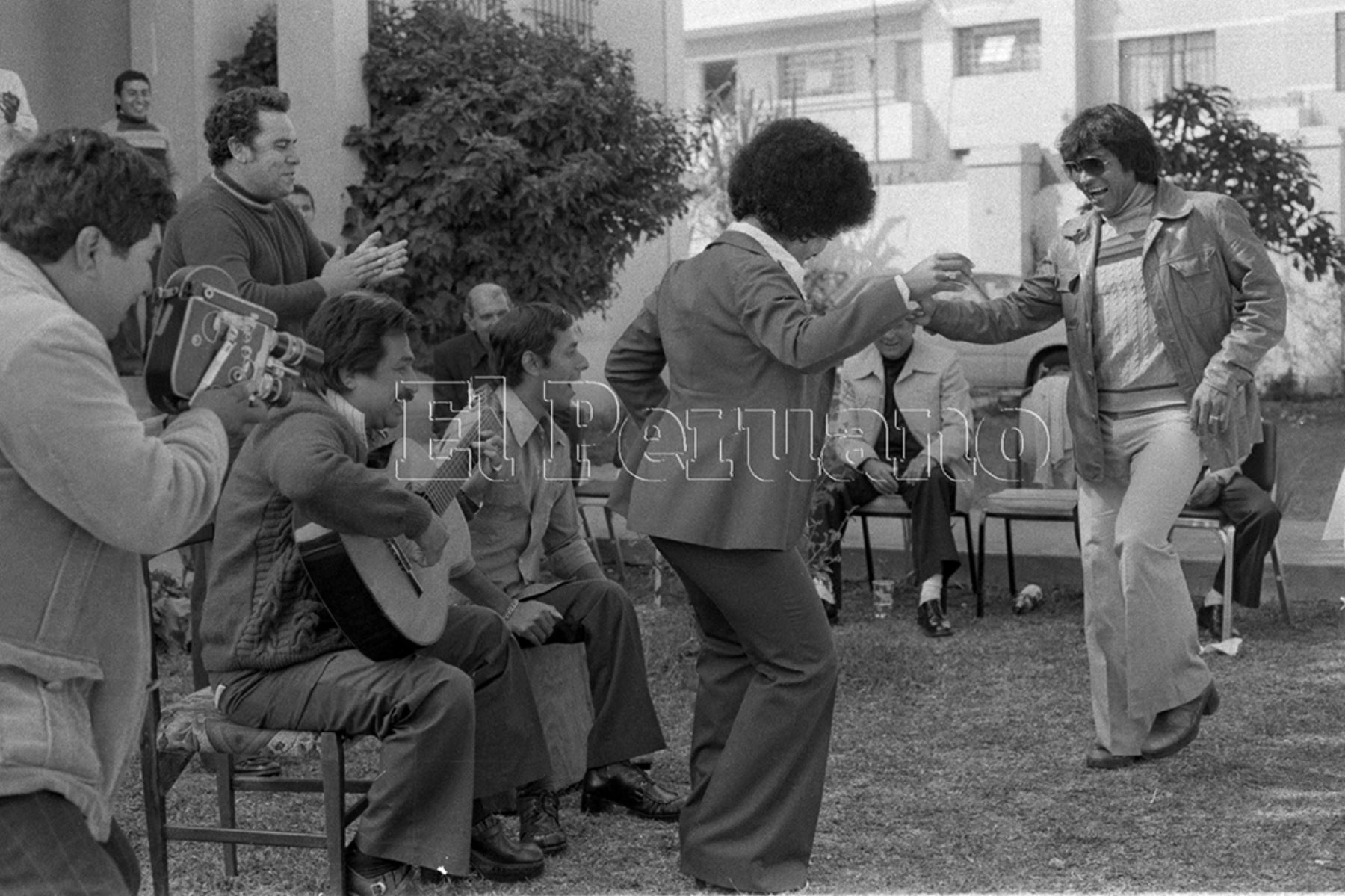 Lima - 20 mayo 1978 / Hugo "Cholo" Sotil baila al compás de un conjunto criollo en la concentración de la selección peruana de fútbol en el Hotel Pardo de Miraflores. Foto: Archivo Histórico de EL PERUANO