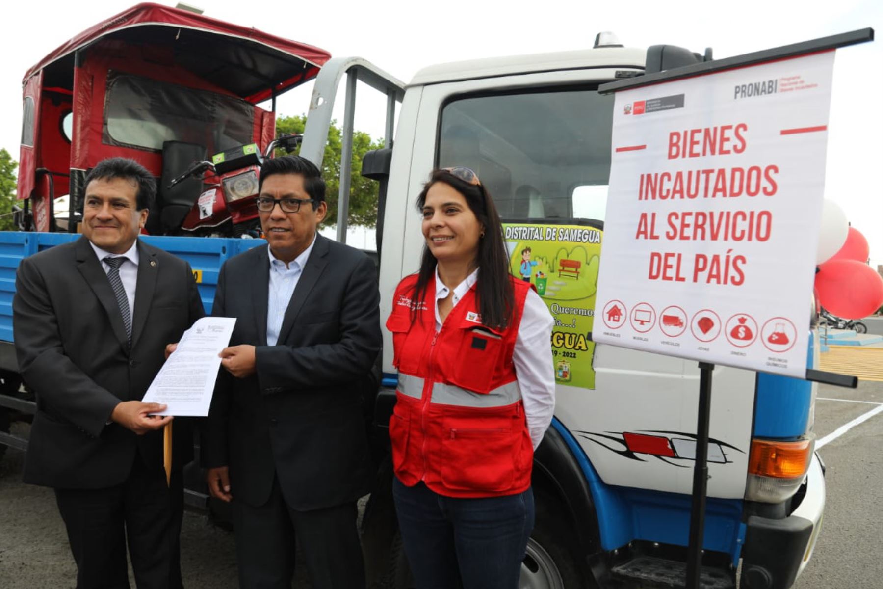 Ministro de Justicia y Derechos Humanos, Vicente Zeballos, encabeza ceremonia de entrega de vehículos a bomberos voluntarios y otras instituciones de la región Moquegua por parte del Pronabi.