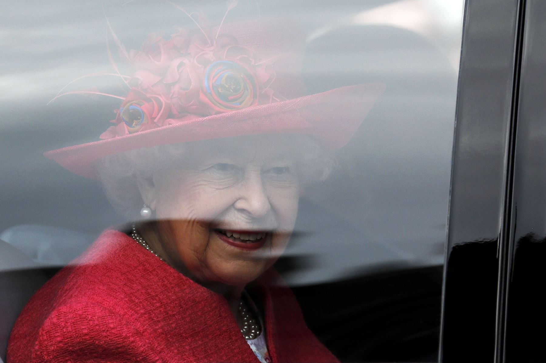 La reina Isabel II de Gran Bretaña mira por la ventana de su automóvil cuando sale de la Capilla de San Jorge en el Castillo de Windsor, Windsor, al oeste de Londres, después de la ceremonia de la boda de Lady Gabriella Windsor y Thomas Kingston. Lady Gabriella, es la hija del príncipe y la princesa Michael de Kent. El príncipe Michael, es el primo de la reina Isabel II.
Foto:AFP