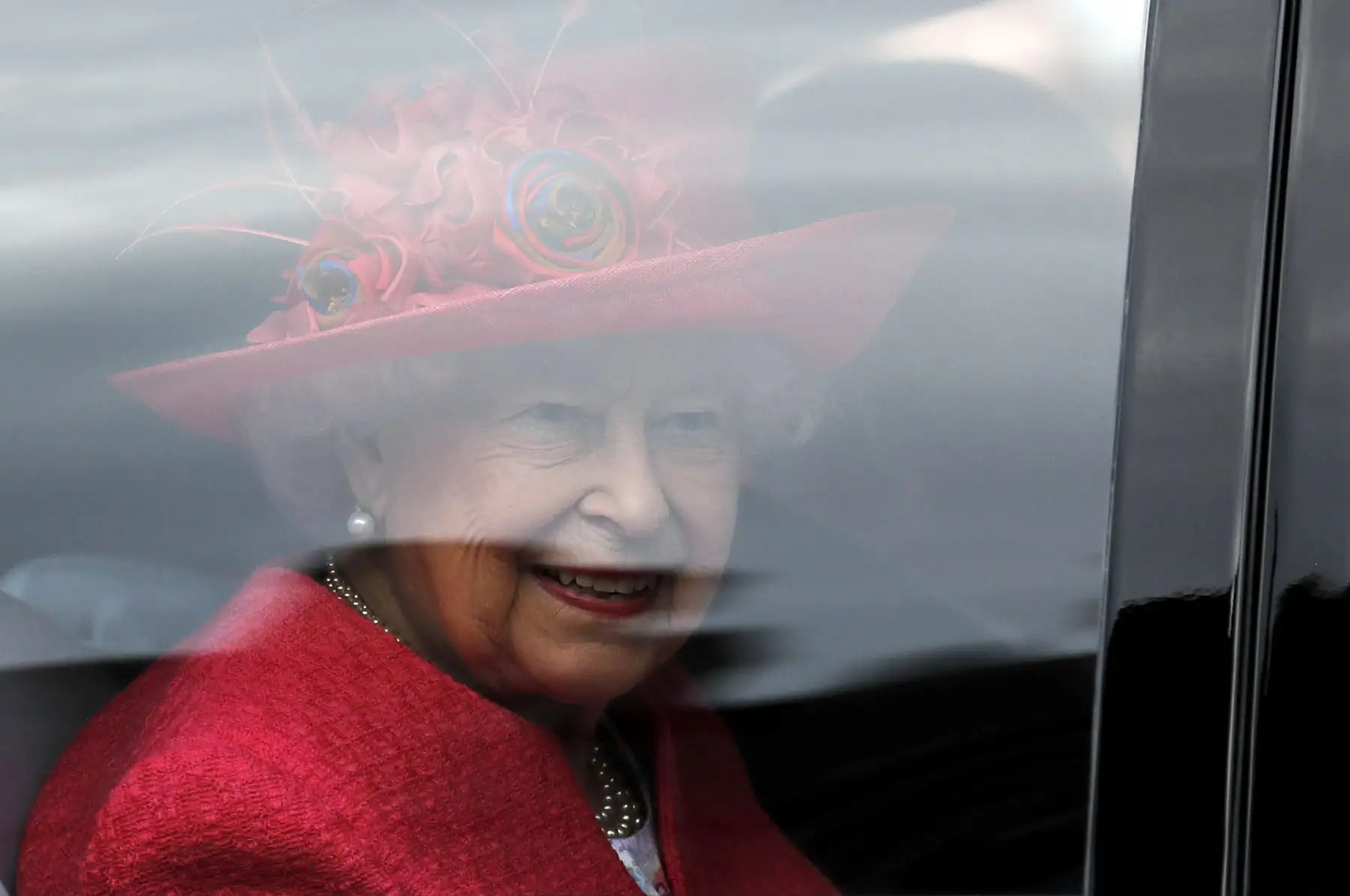 La reina Isabel II de Gran Bretaña mira por la ventana de su automóvil cuando sale de la Capilla de San Jorge en el Castillo de Windsor, Windsor, al oeste de Londres, después de la ceremonia de la boda de Lady Gabriella Windsor y Thomas Kingston. Lady Gabriella, es la hija del príncipe y la princesa Michael de Kent. El príncipe Michael, es el primo de la reina Isabel II.
Foto:AFP