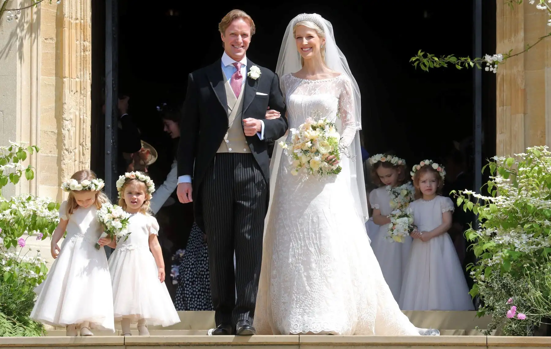 Los recién casados Thomas Kingston (L) y Lady Gabriella Windsor posan en los escalones de la Capilla de San Jorge en el Castillo de Windsor, Windsor, al oeste de Londres, después de su ceremonia de boda.
Lady Gabriella es la hija del príncipe y la princesa Michael de Kent. El príncipe Michael, es el primo de la reina Isabel II.
Foto:AFP