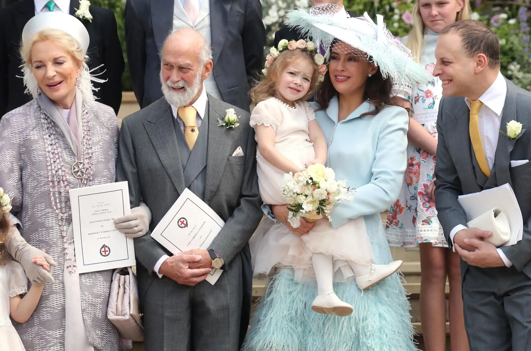 La princesa británica Michael de Kent (L) y el príncipe Michael de Kent (Reino Unido) con la dama británica Frederick Windsor (2R) y Lord Frederick (Freddie) Windsor al salir de la Capilla de San Jorge en el Castillo de Windsor, Windsor, al oeste de Londres, después de la boda de Lady Gabriella Windsor y Thomas Kingston. Lady Gabriella, es la hija del príncipe y la princesa Michael de Kent. El príncipe Michael, es el primo de la reina Isabel II.
Foto:AFP