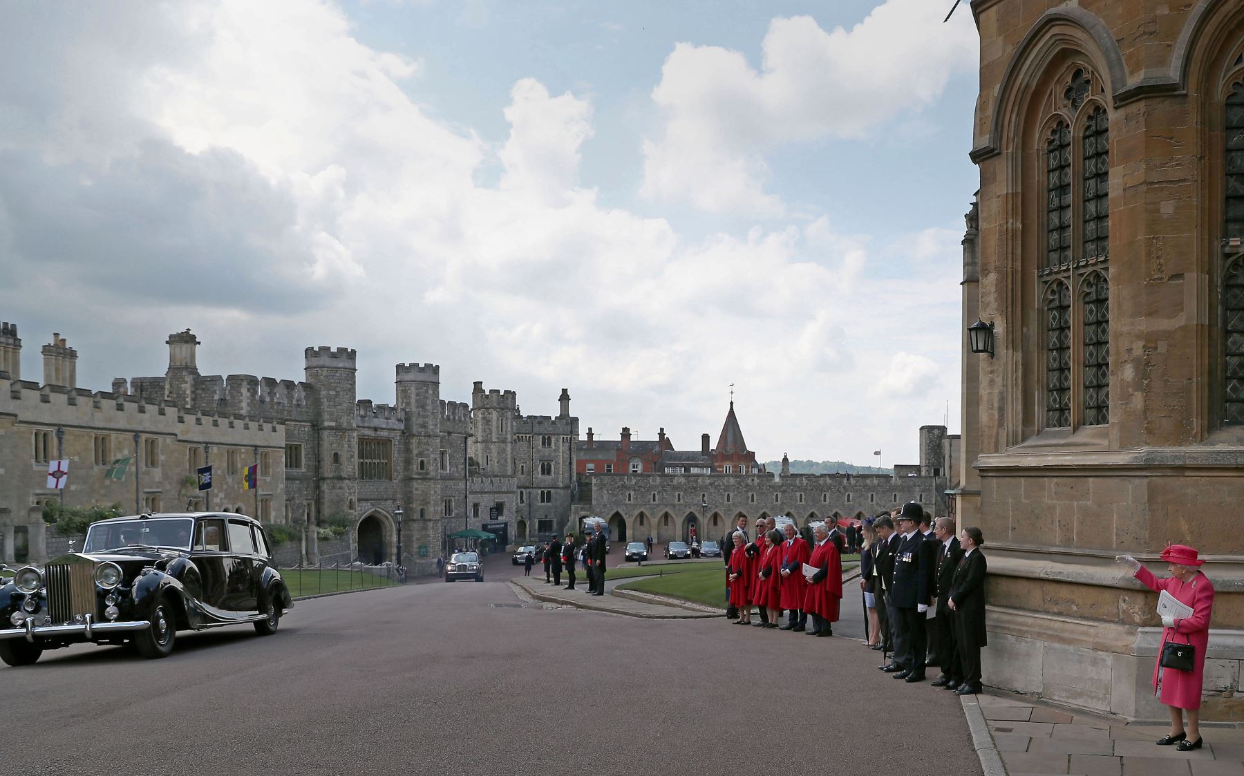 La reina británica Elizabeth II (R) saluda a los recién casados Thomas Kingston y Lady Gabriella Windsor cuando son expulsados de la Capilla de San Jorge en el Castillo de Windsor, Windsor, al oeste de Londres,  después de su boda. Lady Gabriella, es la hija del príncipe y la princesa Michael de Kent. El príncipe Michael, es el primo de la reina Isabel II.
Foto:AFP