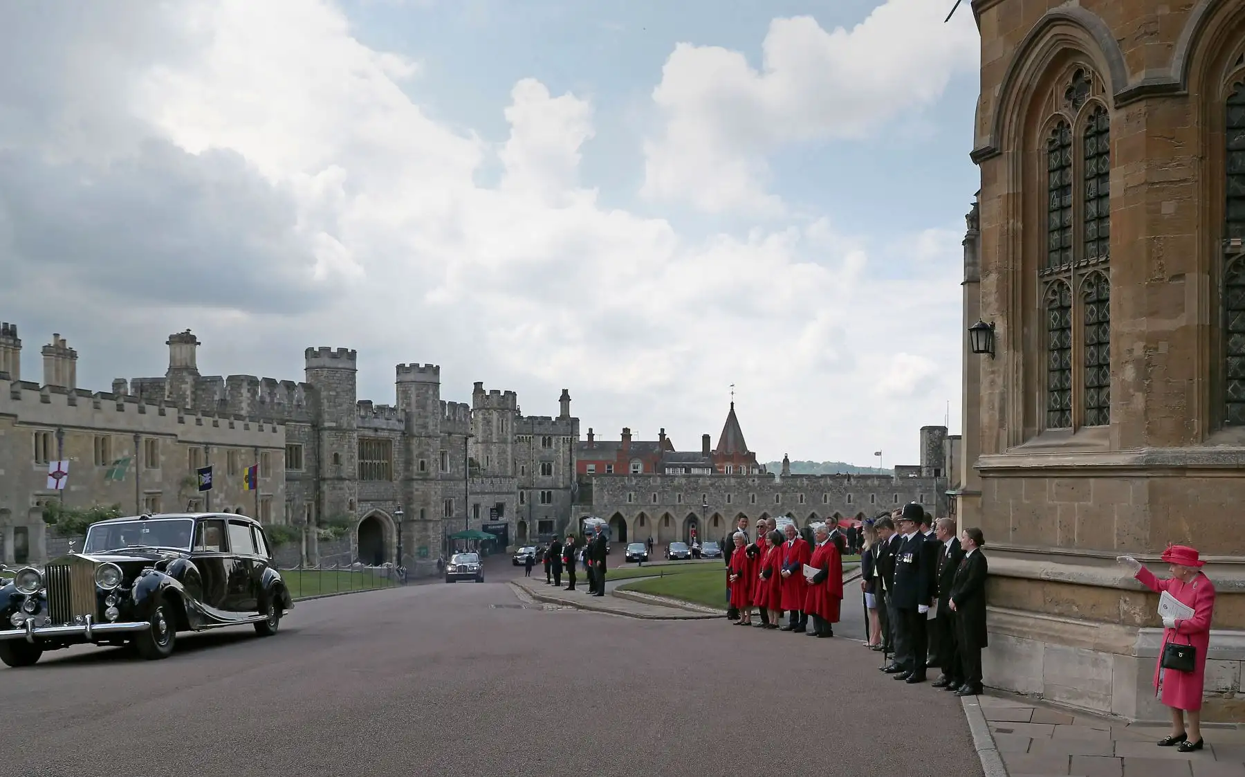 La reina británica Elizabeth II (R) saluda a los recién casados Thomas Kingston y Lady Gabriella Windsor cuando son expulsados de la Capilla de San Jorge en el Castillo de Windsor, Windsor, al oeste de Londres,  después de su boda. Lady Gabriella, es la hija del príncipe y la princesa Michael de Kent. El príncipe Michael, es el primo de la reina Isabel II.
Foto:AFP