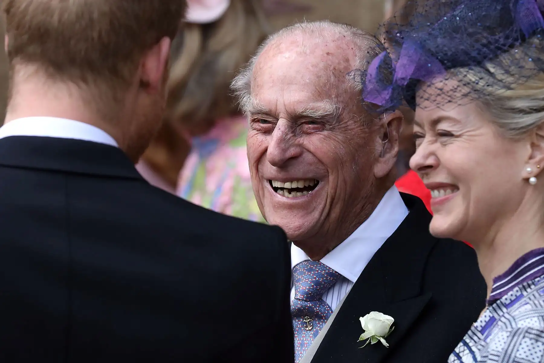 El Príncipe británico de Gran Bretaña, el duque de Edimburgo, reacciona cuando habla con el Príncipe británico de Gran Bretaña, el Duque de Sussex, cuando salen de la Capilla de San Jorge en el Castillo de Windsor, Windsor, al oeste de Londres, después de la boda de Lady Gabriella Windsor y Thomas. Kingston. Lady Gabriella, es la hija del príncipe y la princesa Michael de Kent. El príncipe Michael, es el primo de la reina Isabel II.
Foto:AFP