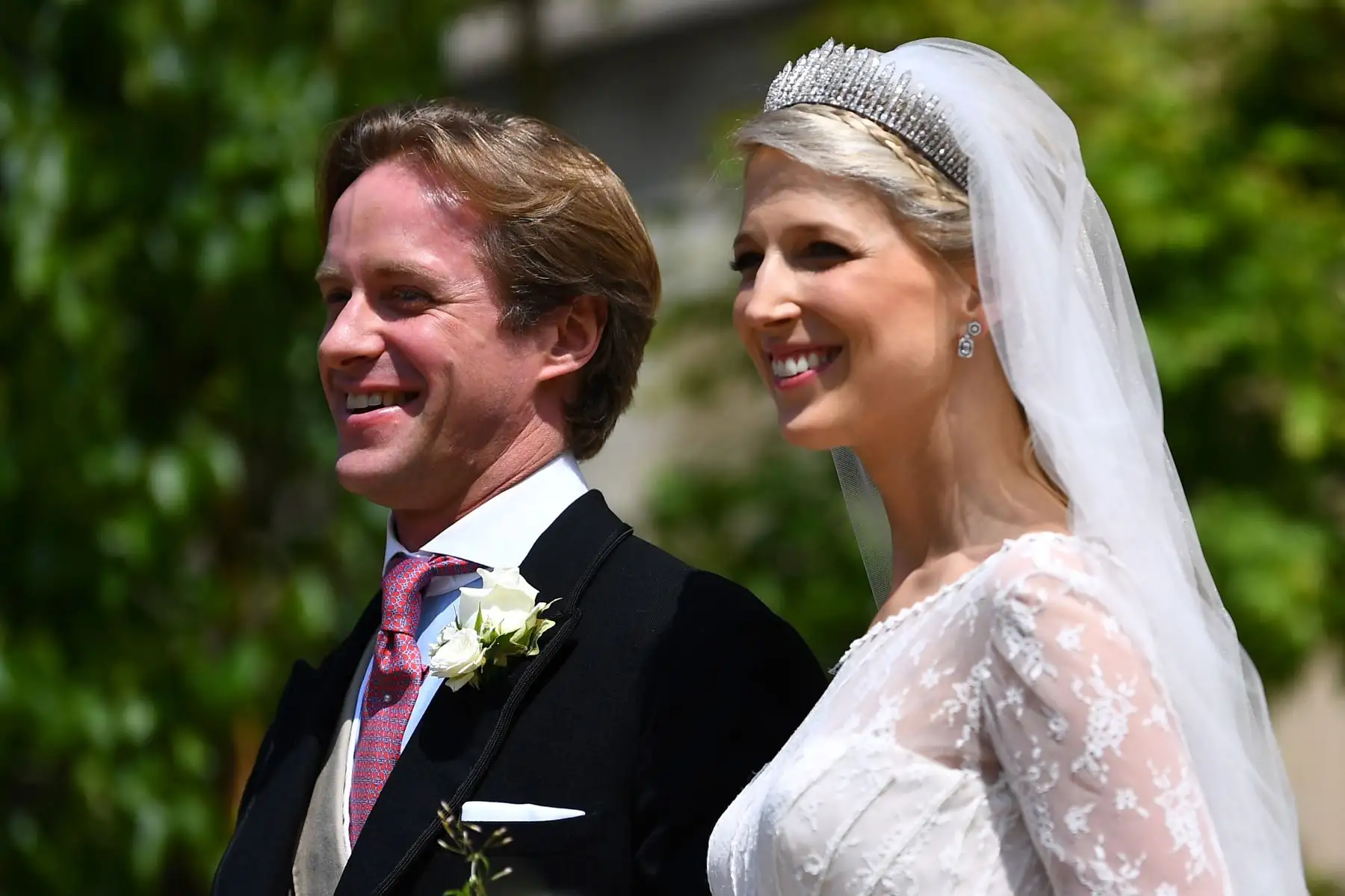 Los recién casados Thomas Kingston (L) y Lady Gabriella Windsor se van después de su ceremonia de boda en la Capilla de San Jorge en el Castillo de Windsor, Windsor, al oeste de Londres.
Lady Gabriella es la hija del príncipe y la princesa Michael de Kent. El príncipe Michael, es el primo de la reina Isabel II.
Foto:AFP