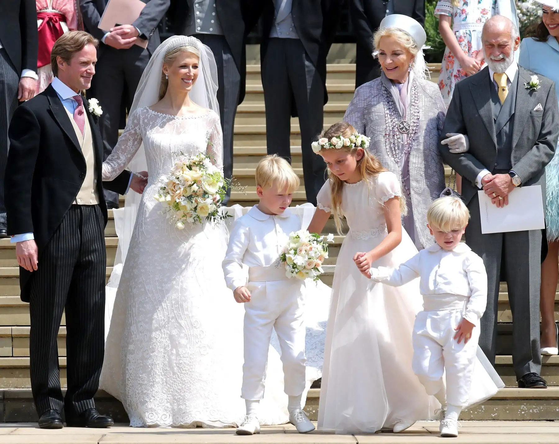 Los recién casados Thomas Kingston (L) y Lady Gabriella Windsor (2L) posan en los escalones de la Capilla de San Jorge, con el Príncipe Miguel de Kent (R) de Gran Bretaña y la Princesa Michael de Kent (2R) de Gran Bretaña en el Castillo de Windsor, Windsor, al oeste de Londres. 
Lady Gabriella es la hija del príncipe y la princesa Michael de Kent. El príncipe Michael, es el primo de la reina Isabel II.
Foto:AFP