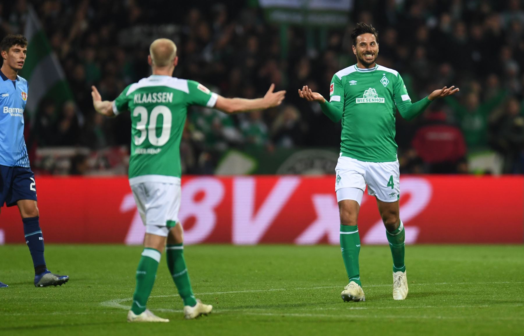El delantero peruano de Bremen, Claudio Pizarro, reacciona durante el partido de fútbol alemán de primera división de la Bundesliga Werder Bremen contra Bayer 04 Leverkusen.
Foto: AFP