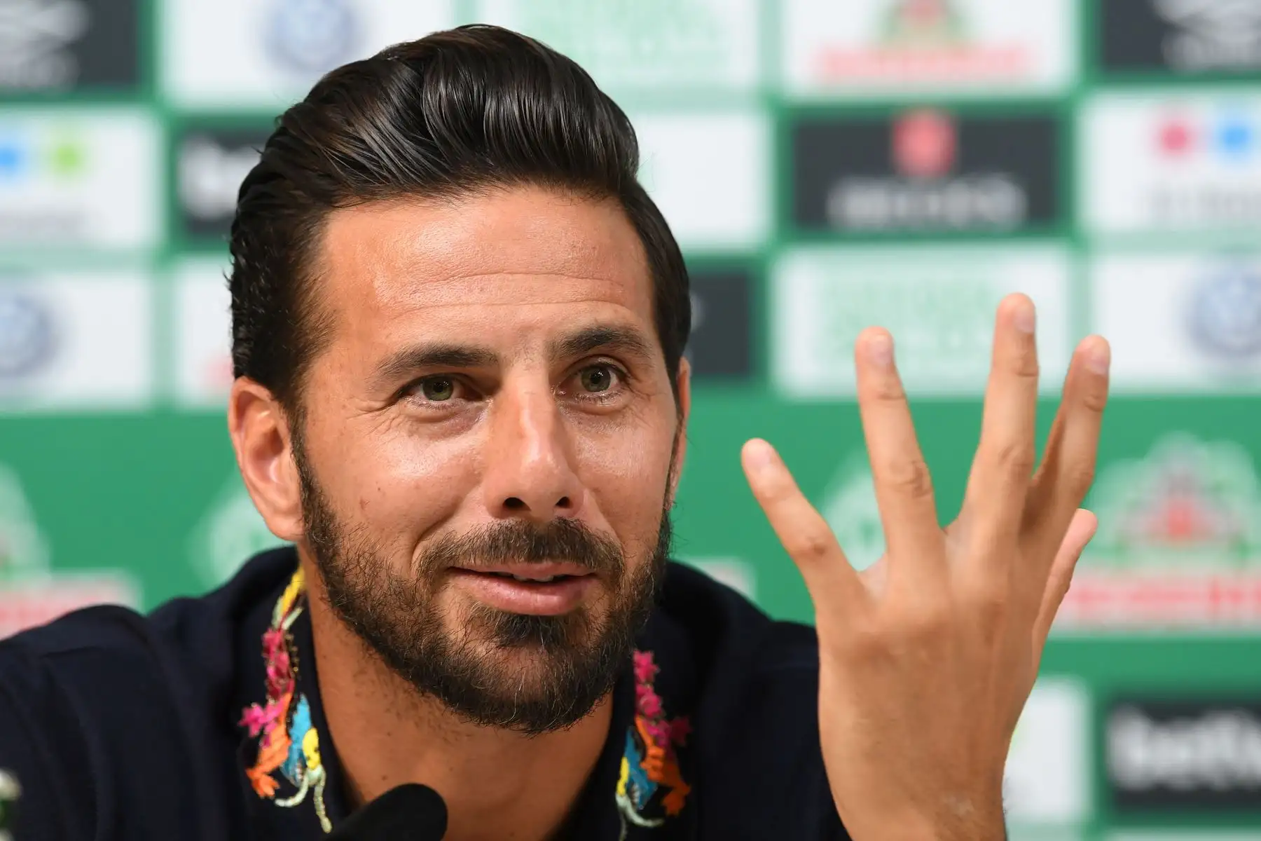 El veterano delantero peruano Claudio Pizarro se dirige a una conferencia de prensa por su regreso al club de la Bundesliga alemana Werder Bremen, el 31 de julio de 2018 en Weserstadion en Bremen. 
Foto.AFP