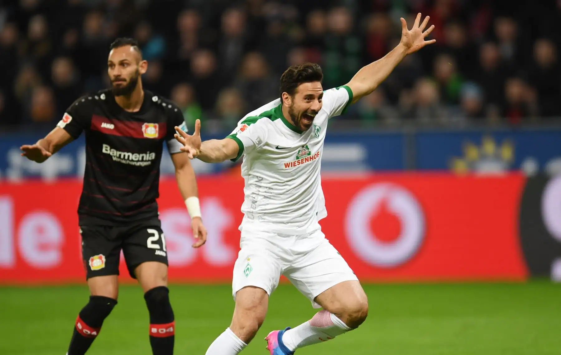 El delantero peruano de Bremen Claudio Pizarro (R) celebra la puntuación durante el partido de fútbol alemán Bayer Leverkusen de la Bundesliga de la primera división contra Werder Bremen en Leverkusen, Alemania occidental, el 10 de marzo de 2017.