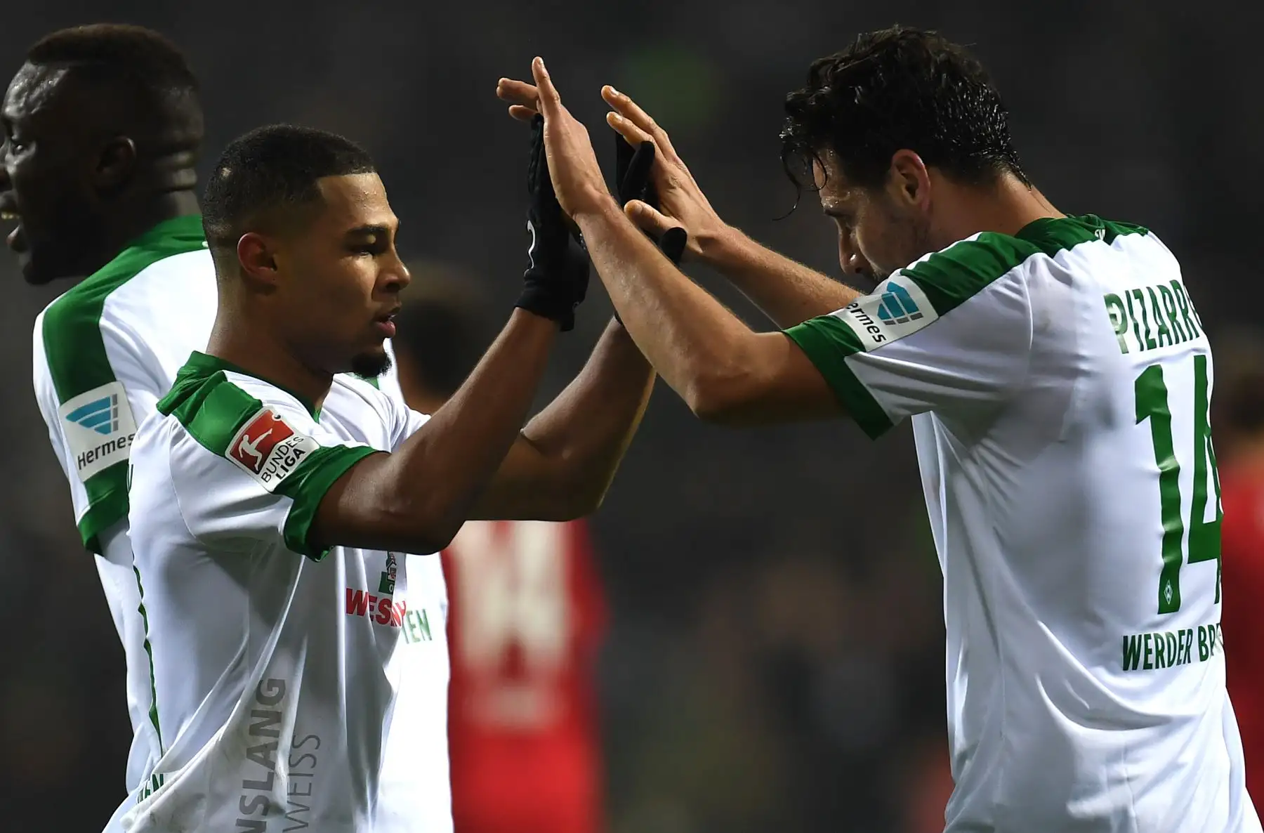 El centrocampista Serge Gnabry de Bremen y el delantero peruano Claudio Pizarro de Bremen durante el partido de fútbol alemán de la Bundesliga de la primera división Werder Bremen contra 1 FC Colonia en Bremen, Alemania septentrional, el 17 de diciembre de 2016.
Foto:AFP