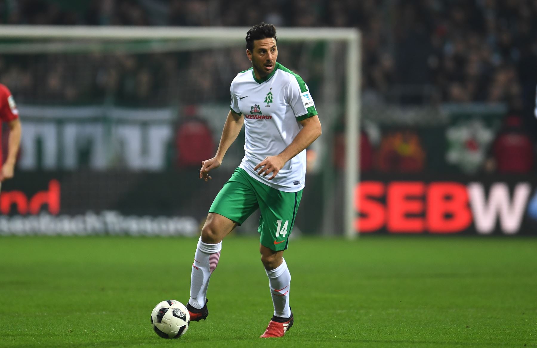 El delantero peruano Claudio Pizarro de Bremen juega la bola durante el partido de fútbol alemán de la Bundesliga de la primera división de Werder Bremen contra 1 FC Colonia Bremen, Alemania septentrional, el 17 de diciembre de 2016.
Foto:AFP