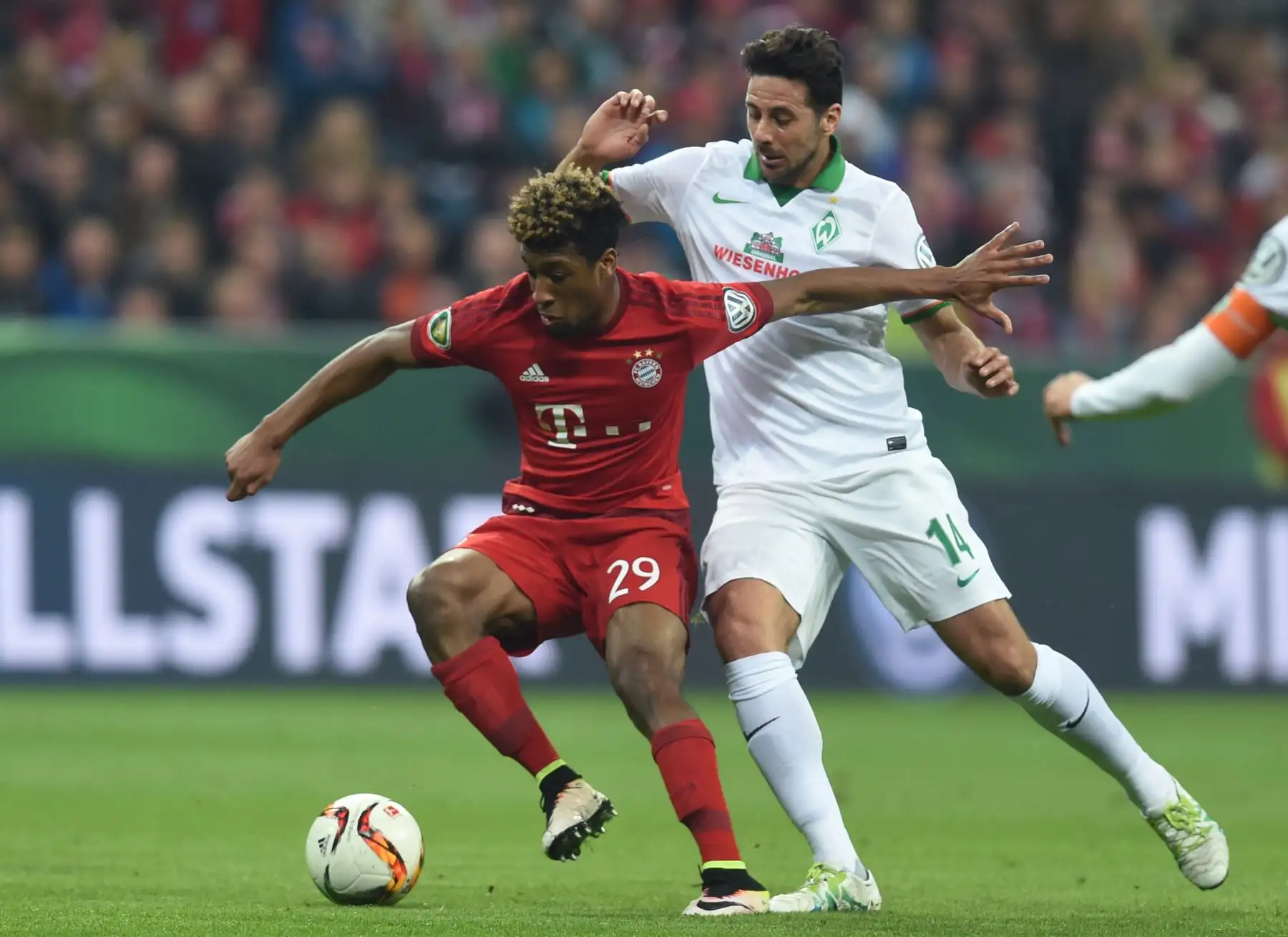 El defensor francés Kingsley Coman (L) de Bayern Munich y el delantero peruano Claudio Pizarro de Bremen compiten durante la semifinal del partido de fútbol de la Copa alemana DFB Pokal FC Bayern Munich v Werder Bremen en Munich.
Foto:AFP