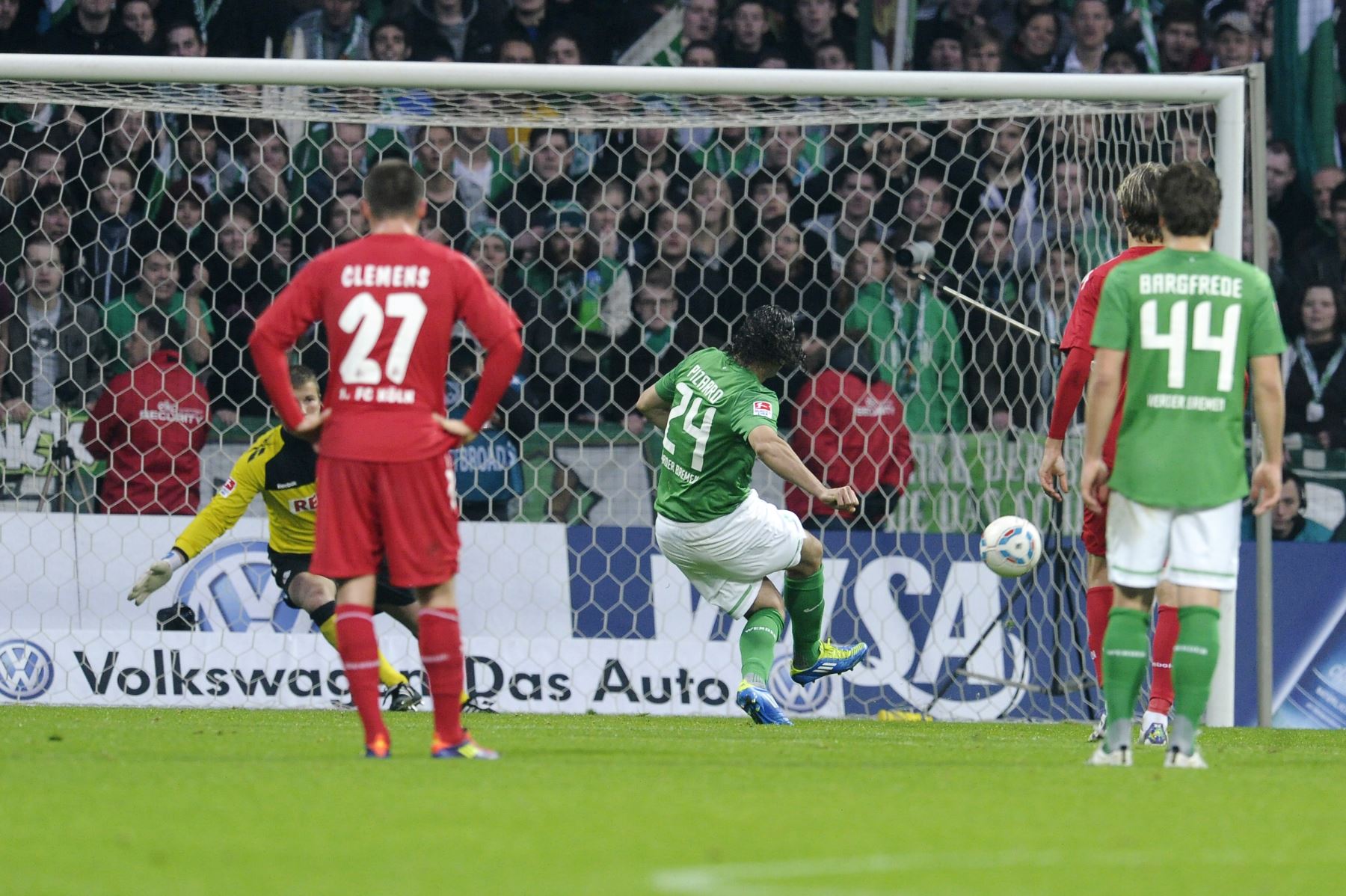 El delantero peruano de Werder Bremen, Claudio Pizarro (C), anotó un penal durante el partido de fútbol de la Bundesliga de la primera división alemana SV Werder Bremen contra 1. FC Colonia en la ciudad alemana de Bremen, el 5 de noviembre de 2011. Bremen ganó el partido 3-2.
Foto:AFP