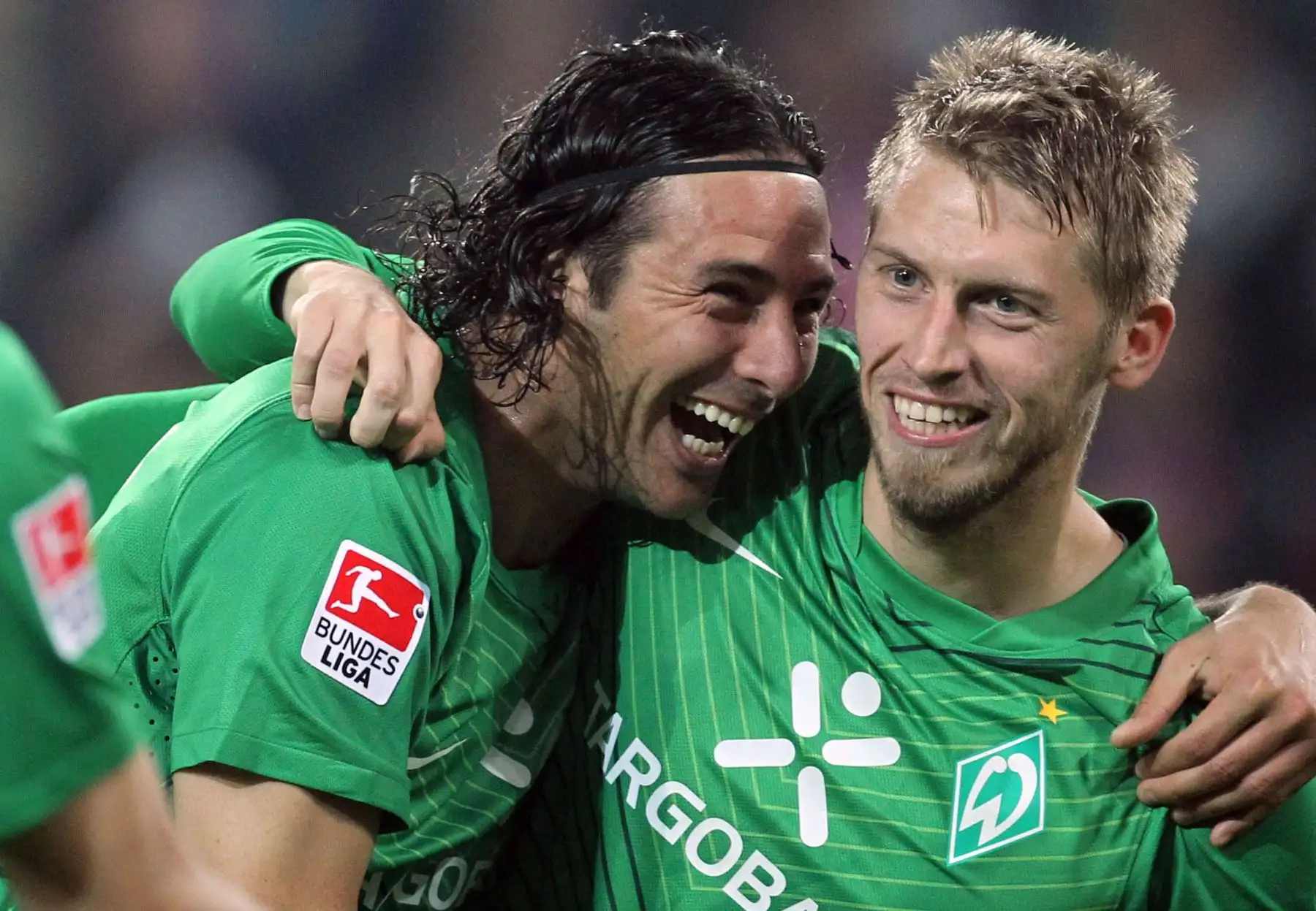 El delantero de Werder Bremen, Aaron Hunt celebra con el delantero peruano de Werder Bremen, Claudio Pizarro, luego de marcar el 1-2 durante la primera división alemana de la Bundesliga, el partido de fútbol FSV Mainz 05 contra SV Werder Bremen en la ciudad de Mainz en Alemania occidental en octubre del 2011. 
Foto:AFP