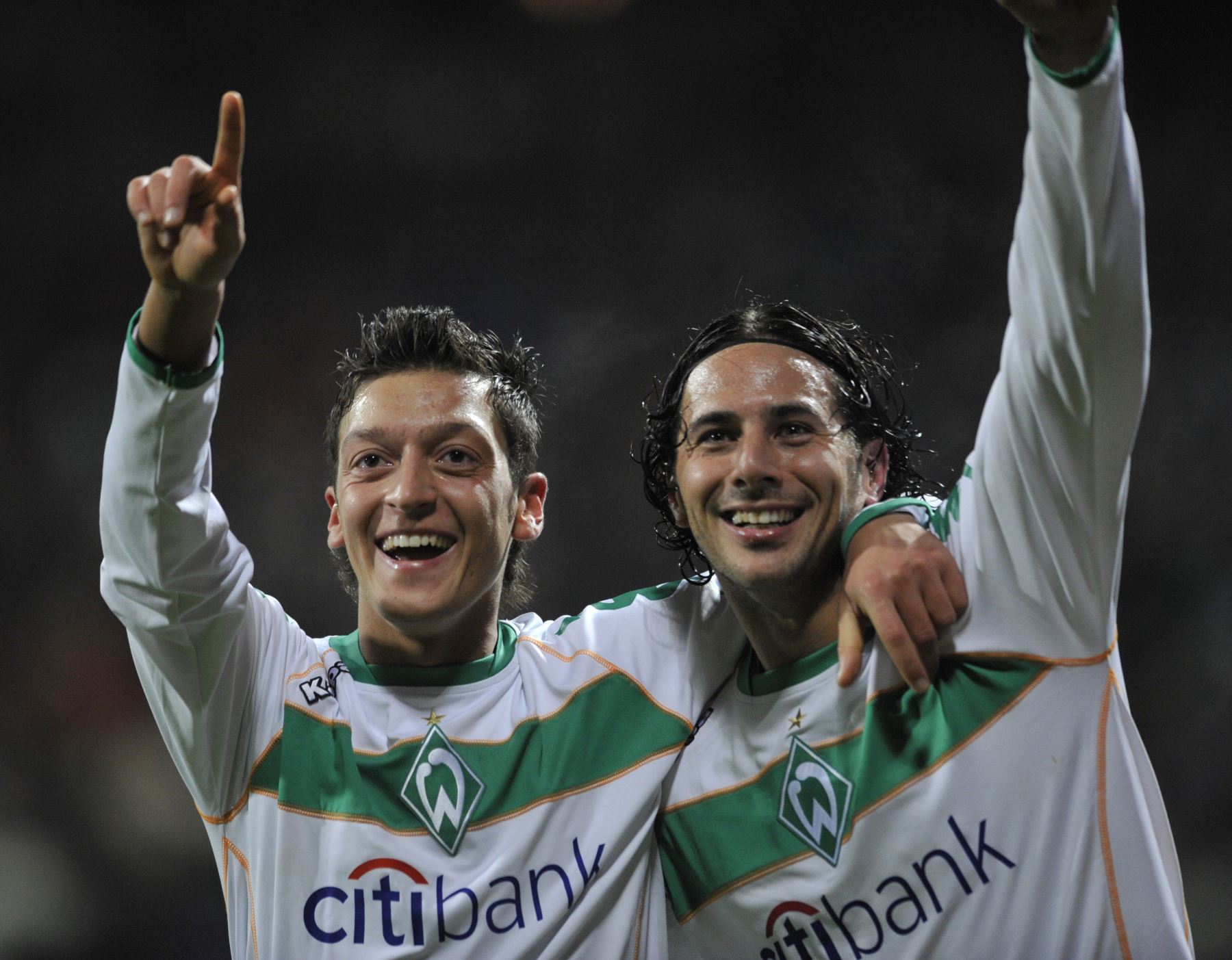 El mediocampista de Werder Bremen, Mesut Ozil (L), y el delantero peruano de Werder Bremen, Claudio Pizarro, celebran después de anotar durante el partido de fútbol Werder Bremen (Alemania) vs Inter Milán (Italia) de la Liga de Campeones B en Bremen el 9 de diciembre de 2008. 
Foto:AFP