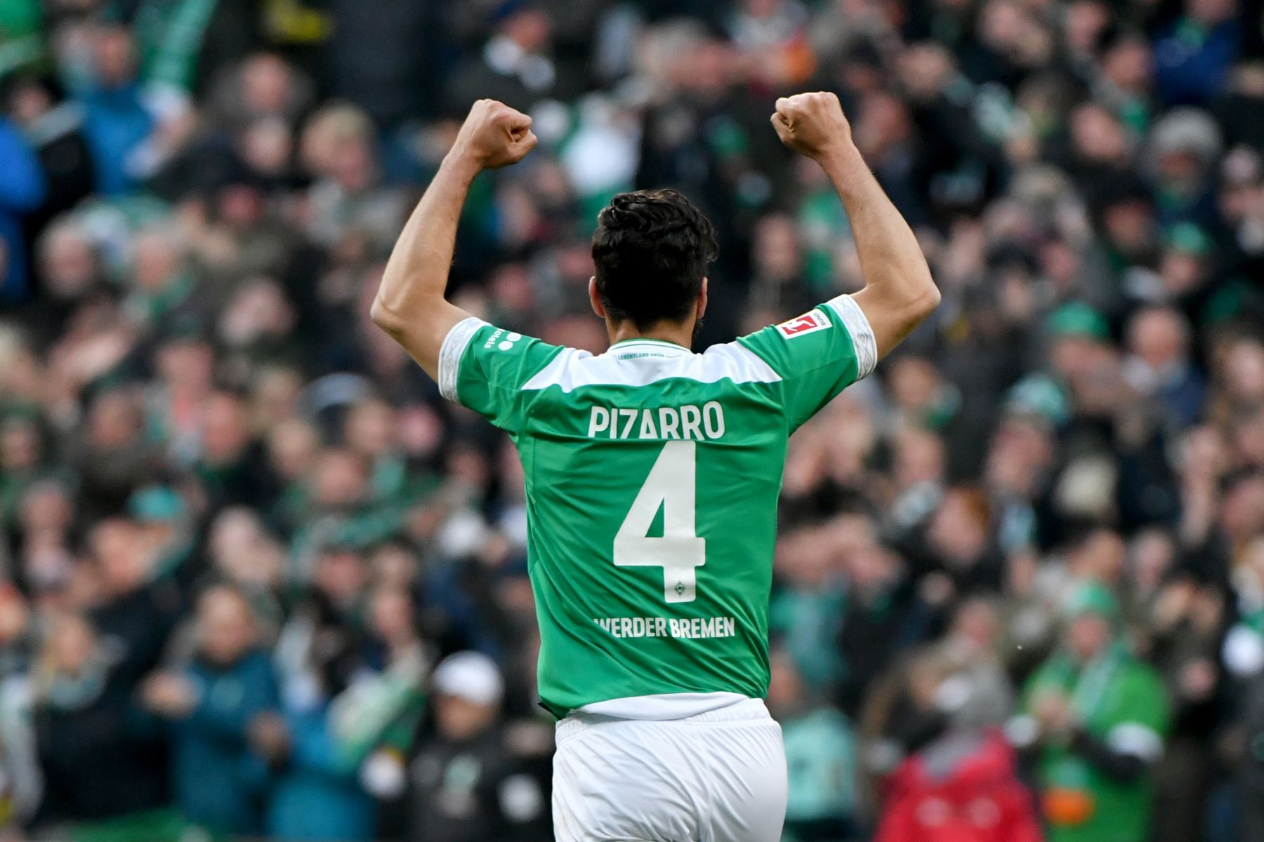 El delantero peruano de Bremen, Claudio Pizarro, celebra después de anotar durante el partido de fútbol de primera división de la Bundesliga alemana Werder Bremen - BVB Borussia Dortmund en Bremen.
Foto:AFP