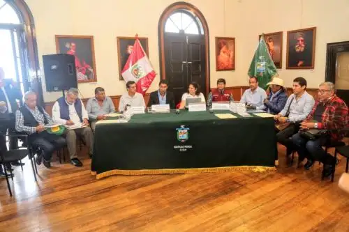 Ministra se reunió con alcalde provincial de Islay, Edgar Rivera, así como burgomaestres y pobladores de esa localidad.