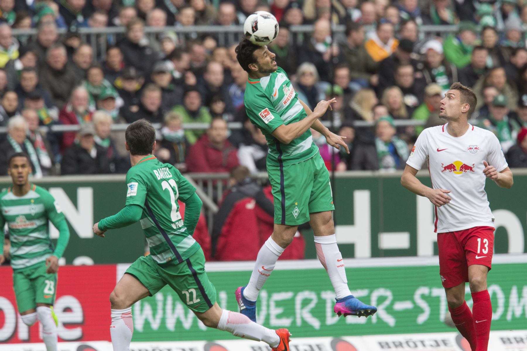 El delantero peruano de Bremen, Claudio Pizarro, encabeza la pelota durante el partido de fútbol alemán Werder Bremen de la Bundesliga de la primera división contra RB Leipzig en Bremen, Alemania septentrional, el 18 de marzo de 2017.
Foto:AFP