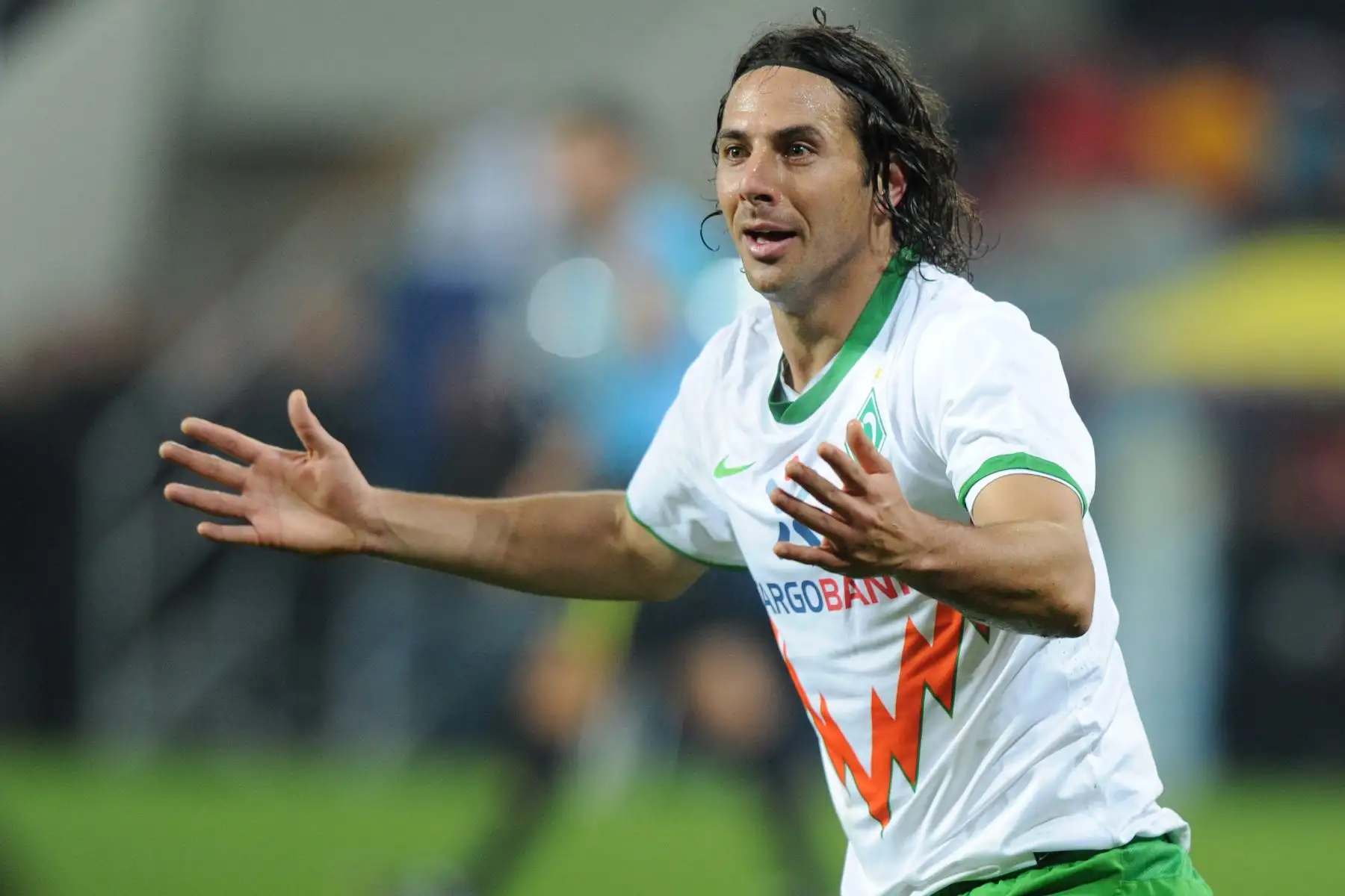 El delantero peruano de Bremen, Claudio Pizarro, reacciona durante el partido de fútbol de la primera división alemana de la Bundesliga entre el FC Augsburg y el Werder Bremen en Augsburg, el sur de Alemania, el 21 de octubre de 2011. El partido terminó 1-1 empate. 
Foto:AFP