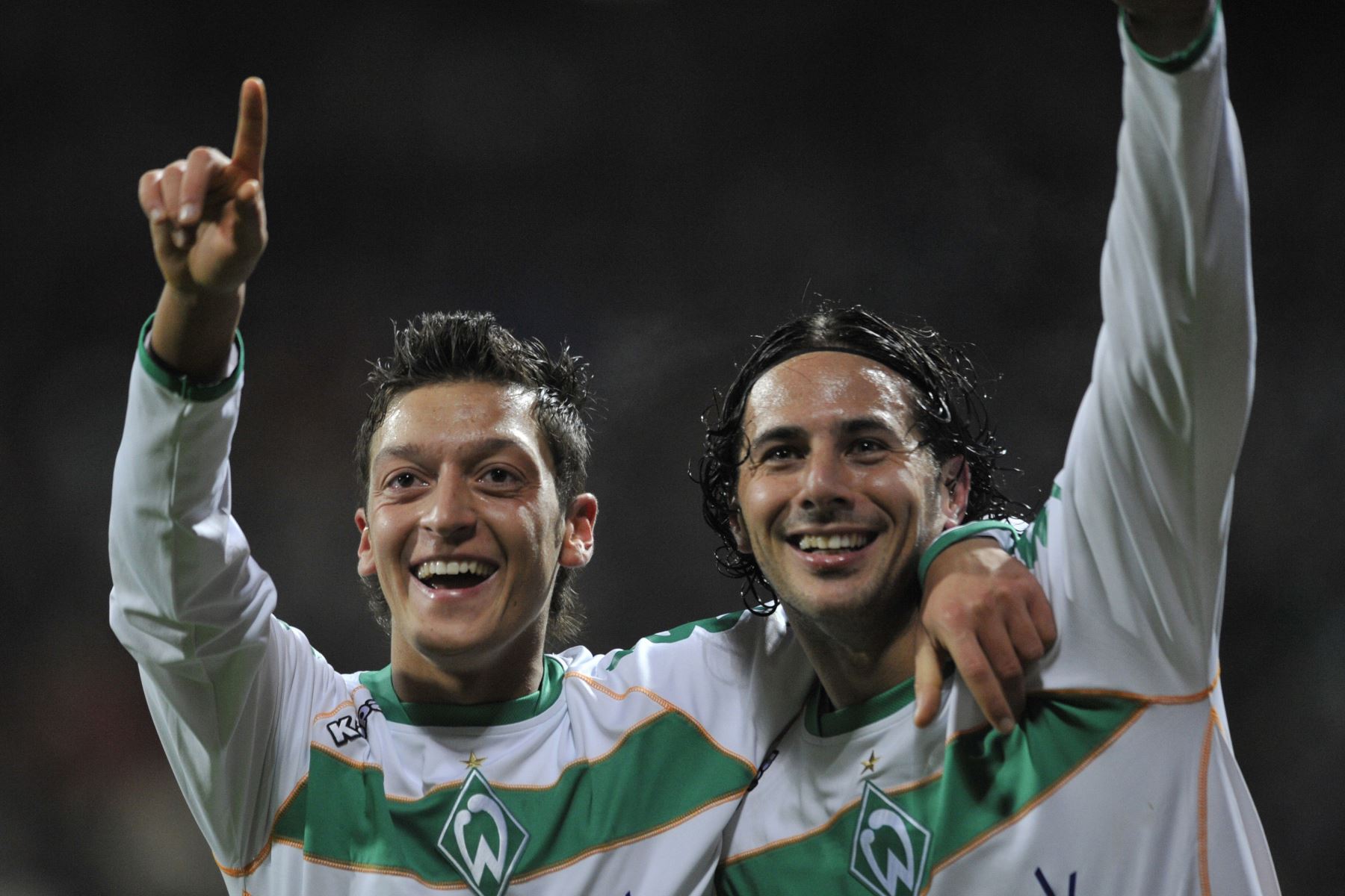 El mediocampista de Werder Bremen, Mesut Ozil (L), y el delantero peruano de Werder Bremen, Claudio Pizarro, celebran después de anotar durante el partido de fútbol Werder Bremen (Alemania) vs Inter Milán (Italia) de la Liga de Campeones B en Bremen el 9 de diciembre de 2008. 
Foto:AFP