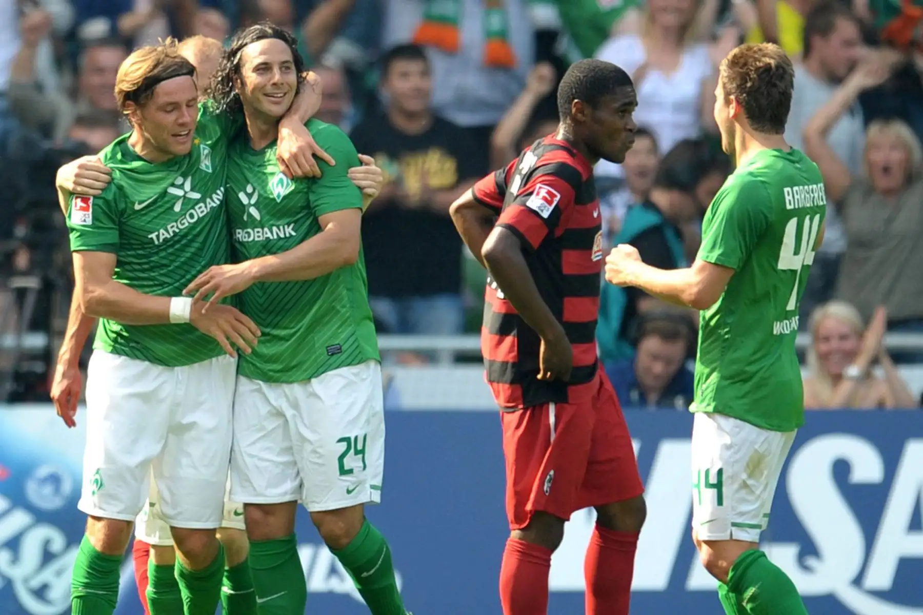 El delantero peruano de Werder Bremen, Claudio Pizarro (2do. L) celebra con sus compañeros, el defensa Clemens Fritz (L) de Werder Bremen y el centrocampista Philipp Bargfrede (R) de Werder Bremen, luego de marcar el 2-1 mientras el centrocampista congoleño de Friburgo, Cedric Makiadi (2da R), observa durante el partido de fútbol de la primera división alemana Bundesliga Werder Bremen contra SC Freiburg en la ciudad de Bremen, en el norte de Alemania, el 20 de agosto de 2011. 
Foto: AFP