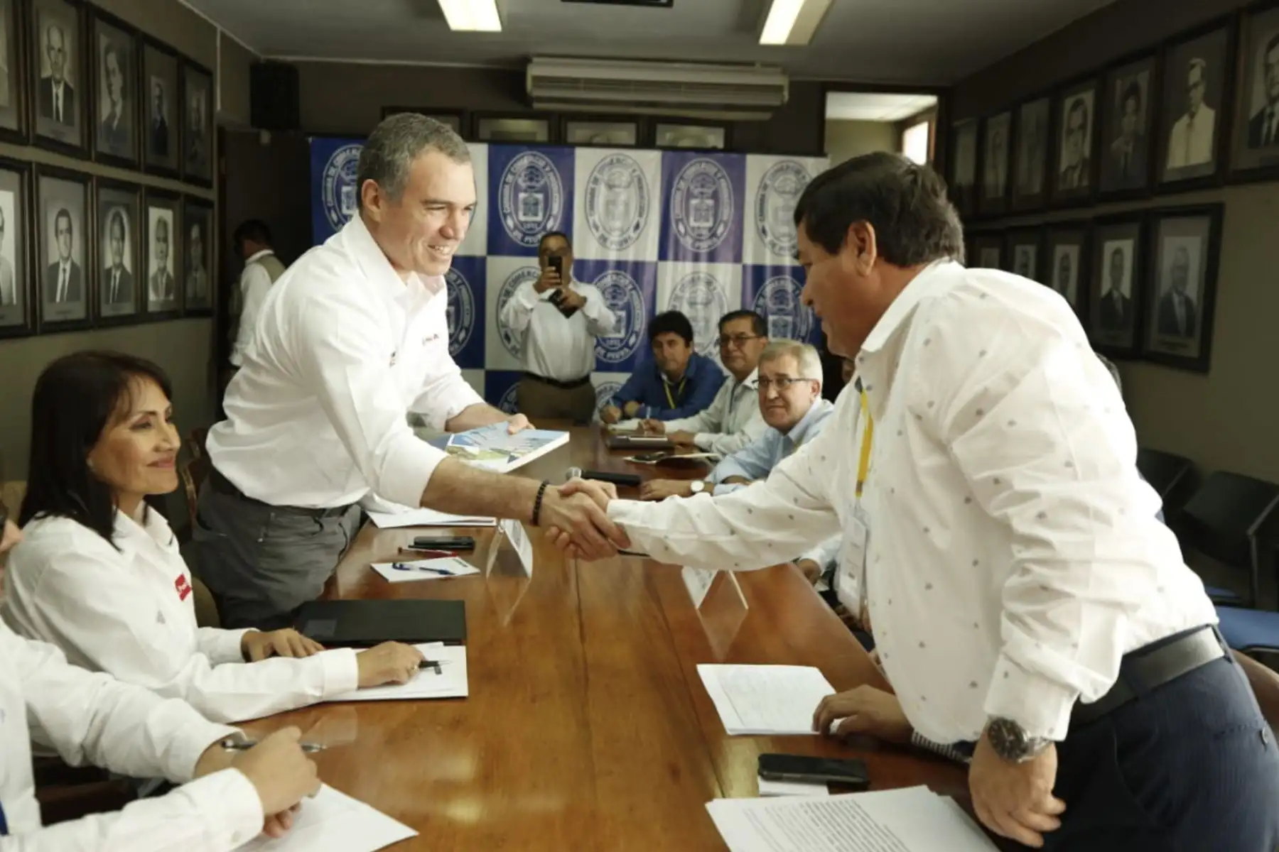 Presidente del Consejo de Ministros, Salvador del Solar se reúne con representantes de las agencias regionales de desarrollo de Piura, Cámara de Comercio y Producción y gobierno regional para abordar avances de la agenda macroregional.
Foto: ANDINA/PCM