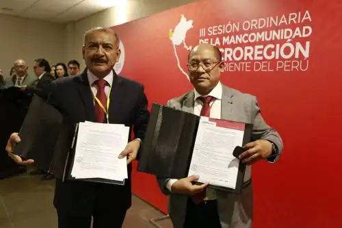 Gerente comercial de Editora Perú, Miguel Risco Esquén, y el gobernador regional de Tumbes, Wilmer Dios Benites, quien preside el Comité Ejecutivo de la Mancomunidad Regional Macro Región Nor Oriente, muestran convenio de colaboración interinstucional que firmaron en representación de ambas entidades.