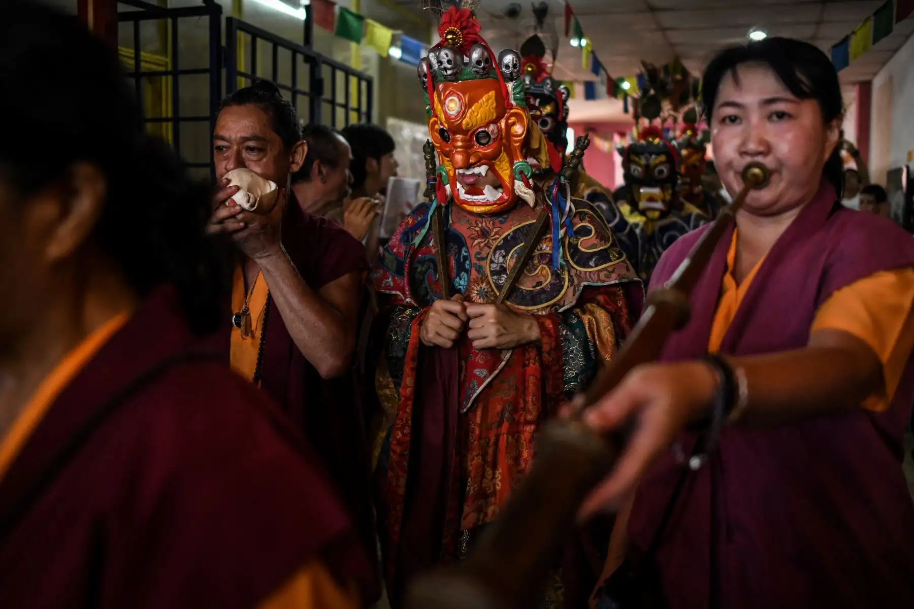 Los sacerdotes budistas que usan trajes tradicionales realizan rituales junto con otros devotos durante el día de Wesak o las celebraciones del festival del Día de Buda en el templo budista tibetano del Corazón Iluminado en Ipoh, en las afueras de Kuala Lumpur . Los budistas celebran a Wesak, que conmemora el nacimiento de Buda. su iluminación y su fallecimiento en el día de luna llena de mayo.
Mohd RASFAN / AFP