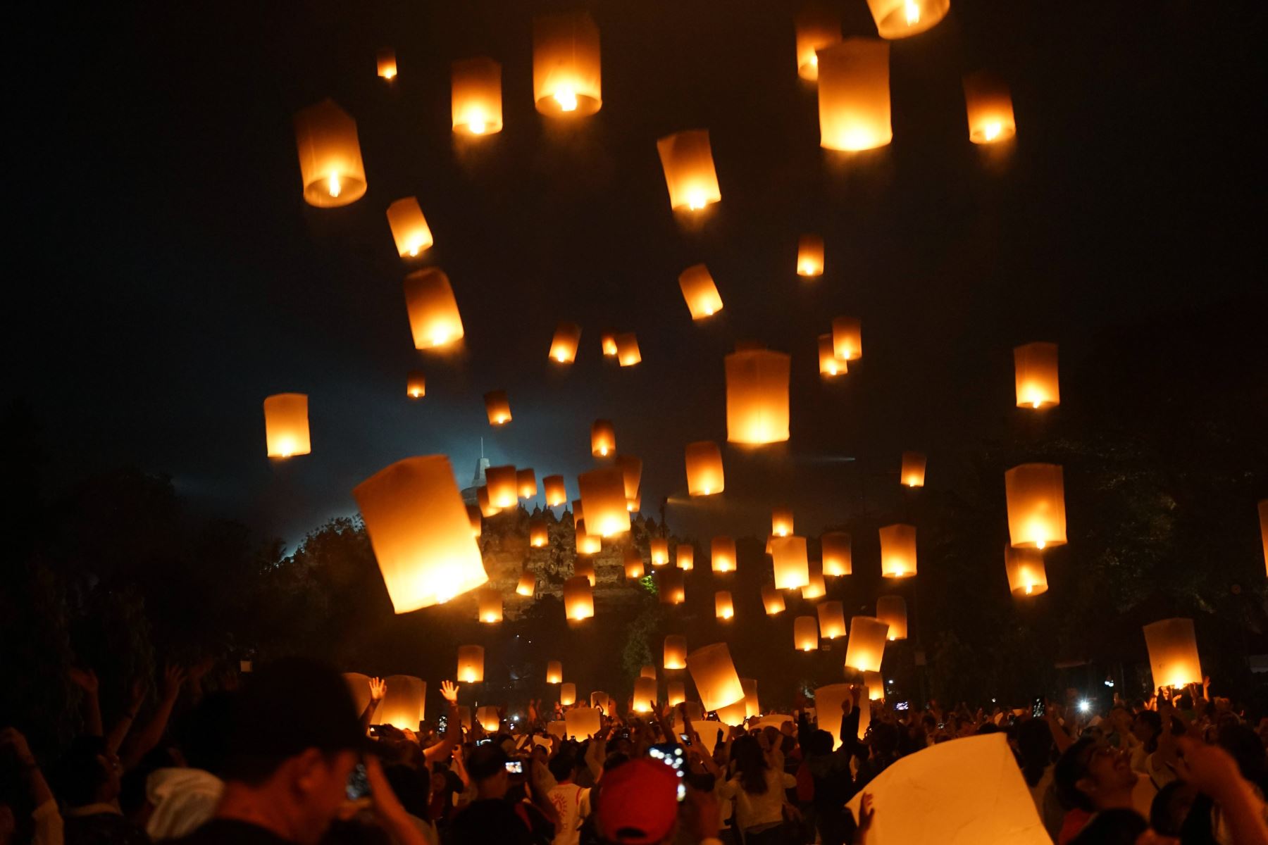 Los devotos budistas lanzan linternas en el aire como un símbolo de paz para honrar el cumpleaños de Buda, también conocido como celebraciones Vesak, en el templo de Borobudur en Magelang, Java Central, a principios del 19 de mayo de 2019. Los budistas celebran Vesak, que conmemora el nacimiento de Buda. 
Foto:AFP