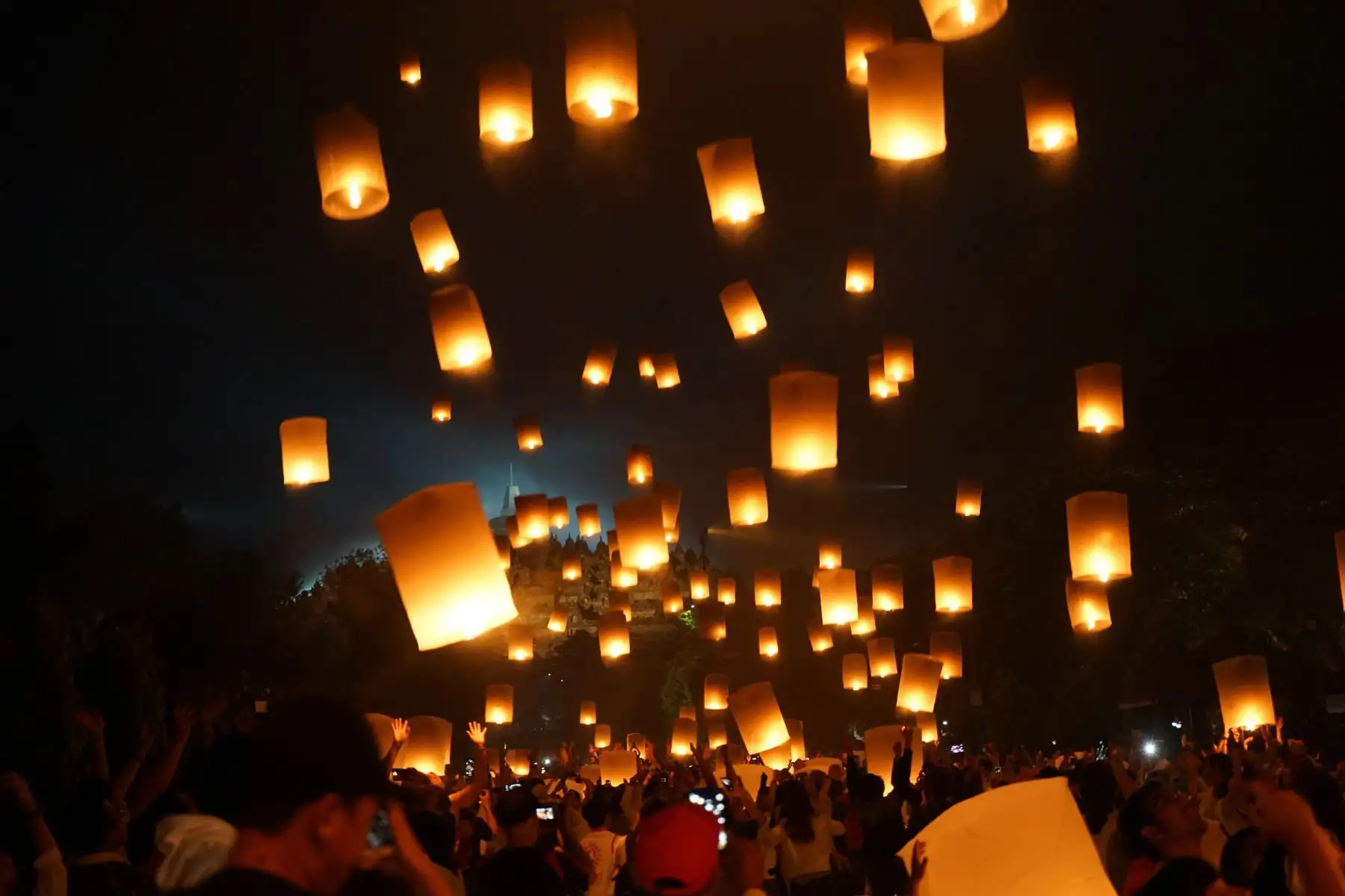 Los devotos budistas lanzan linternas en el aire como un símbolo de paz para honrar el cumpleaños de Buda, también conocido como celebraciones Vesak, en el templo de Borobudur en Magelang, Java Central, a principios del 19 de mayo de 2019. Los budistas celebran Vesak, que conmemora el nacimiento de Buda. 
Foto:AFP