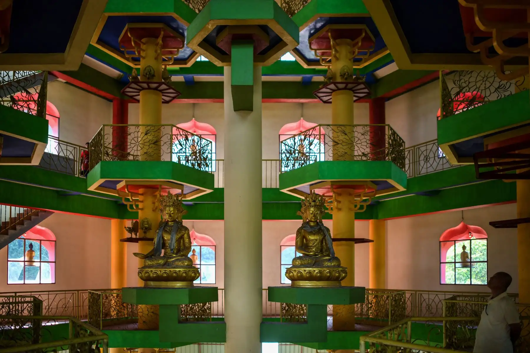 Un devoto budista (R) asiste a una oración durante las celebraciones del día de Wesak o del día del Buda en el templo budista tibetano del Corazón Iluminado en Ipoh, en las afueras de Kuala Lumpur.
Foto:AFP