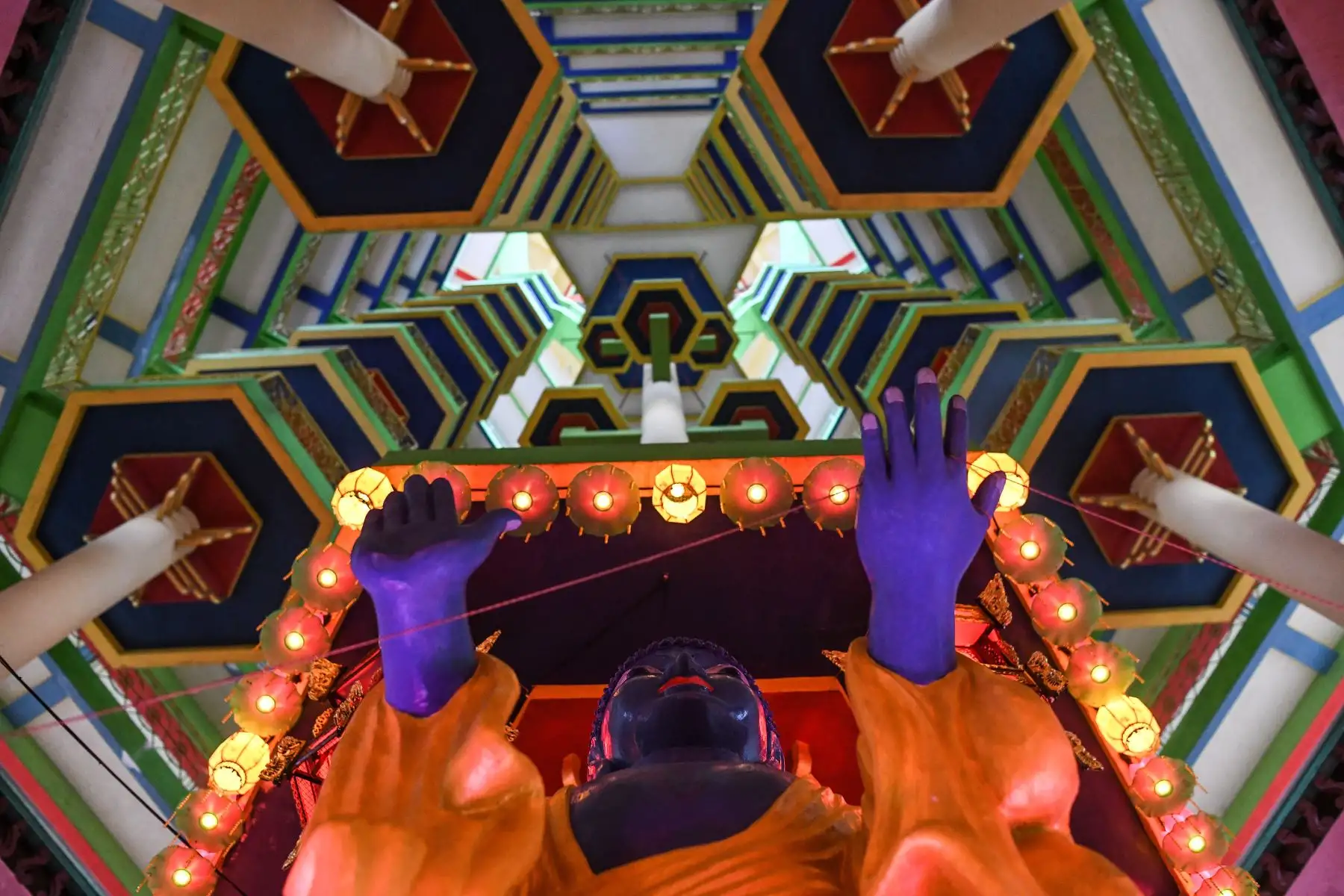 Una estatua budista se ve durante el día de Wesak o celebraciones festivas del Día de Buda en el templo budista tibetano del Corazón Iluminado en Ipoh, en las afueras de Kuala Lumpur.
Foto:AFP