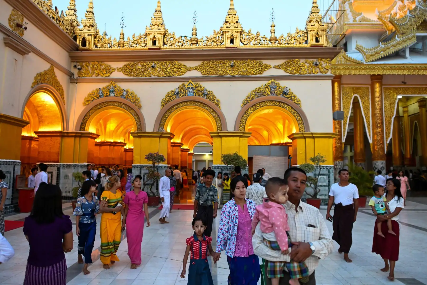 La gente visita la Pagoda Mahar Myatmuni durante el cumpleaños de Buda en Mandalay, los budistas conmemoran el nacimiento de Buda, alcanzando la iluminación y la muerte el día de la luna llena.
Foto:AFP