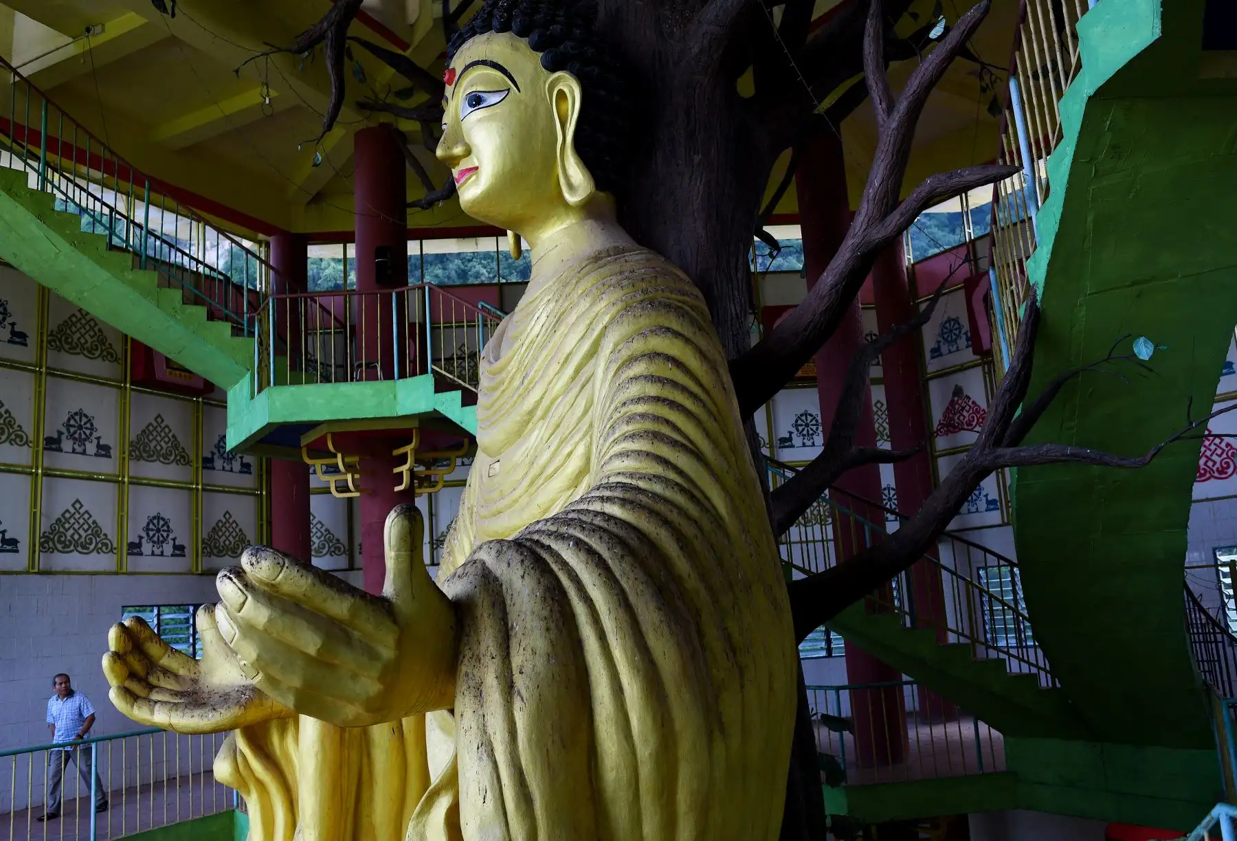 Un devoto budista (L) visita el templo budista tibetano iluminado del corazón durante el día de Wesak o las celebraciones del festival del Día de Buda en Ipoh, en las afueras de Kuala Lumpur.
Foto:AFP