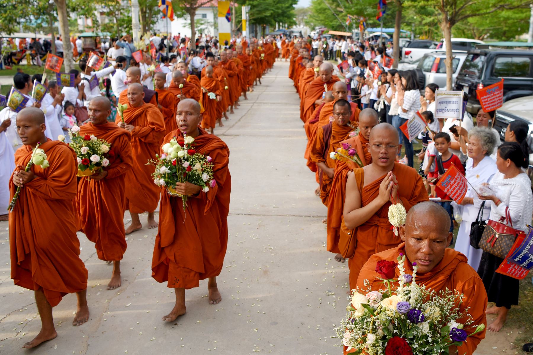 Los monjes budistas camboyanos marchan durante la celebración budista de Visak Bochea en una pagoda en Phnom Penh .
Foto:AFP