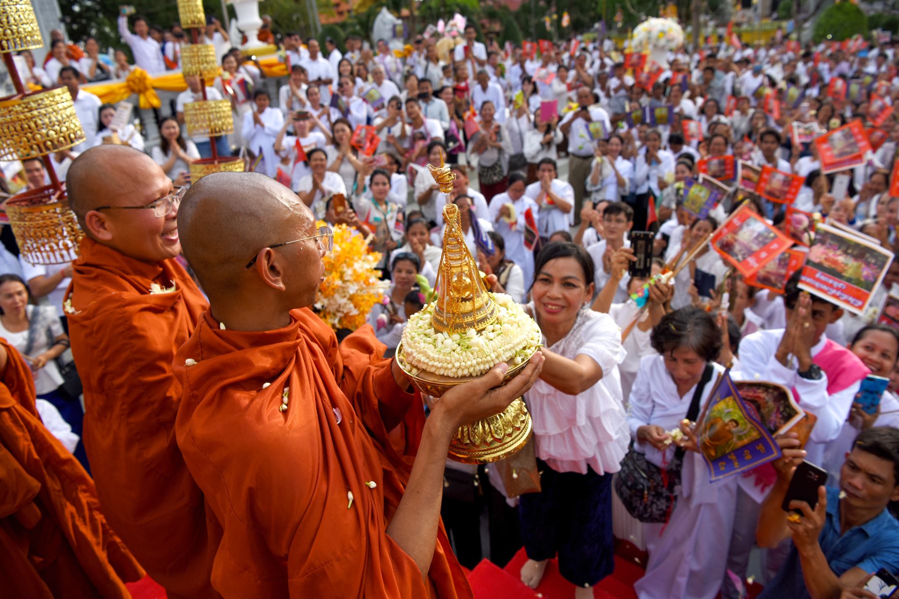 Monjes budistas camboyanos llevan una urna que supuestamente contiene los restos de uno de los huesos de Buda en el interior durante la celebración budista de Visak Bochea en una pagoda en Phnom Penh.
Foto:AFP
